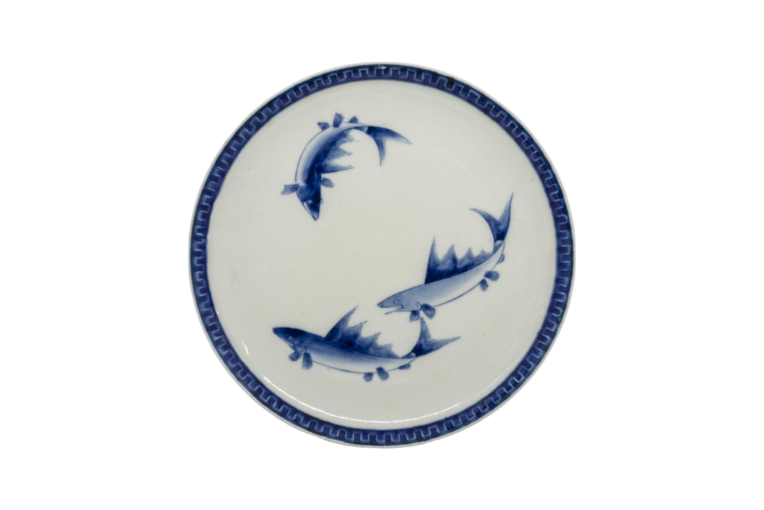 A MIXED COLLECTION OF FOURTEEN CHINESE BLUE AND WHITE DISHES AND AN OCTAGONAL SERVING DISH, late - Image 10 of 18