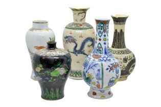 A GROUP OF FIVE CHINESE PORCELAIN VASES 19TH / 20TH CENTURY tallest, 22cm high, 15cm high