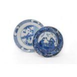 A CHINESE BLUE AND WHITE 'ROMANCE OF THE THREE KINGDOMS' DISH QING DYNASTY, 18TH CENTURY 22cm
