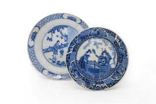 A CHINESE BLUE AND WHITE 'ROMANCE OF THE THREE KINGDOMS' DISH QING DYNASTY, 18TH CENTURY 22cm