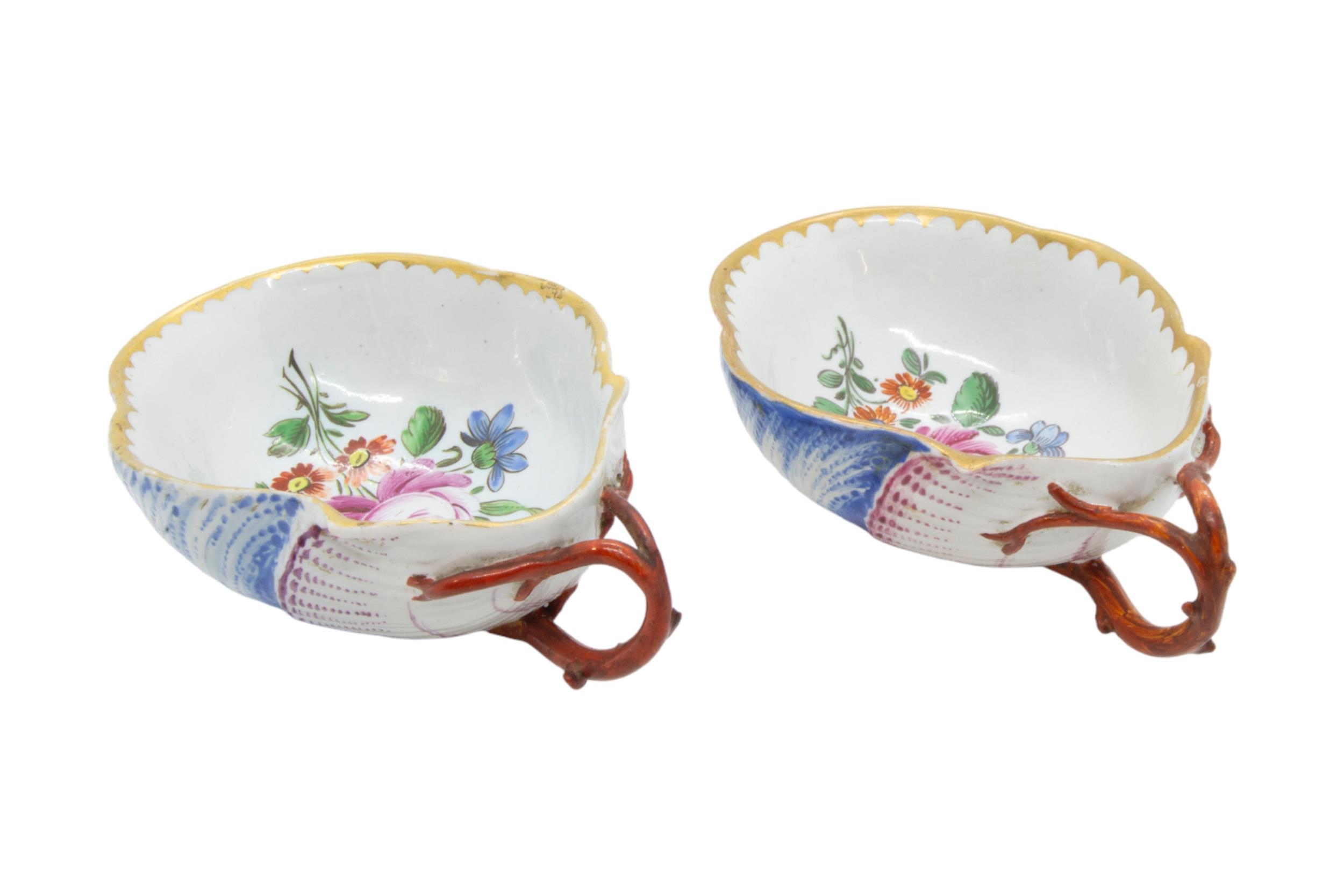 A PAIR OF ITALIAN PORCELAIN SORBET CUPS, LATE 18TH CENTURY, probably Ginori, unusual conch form with - Image 3 of 5