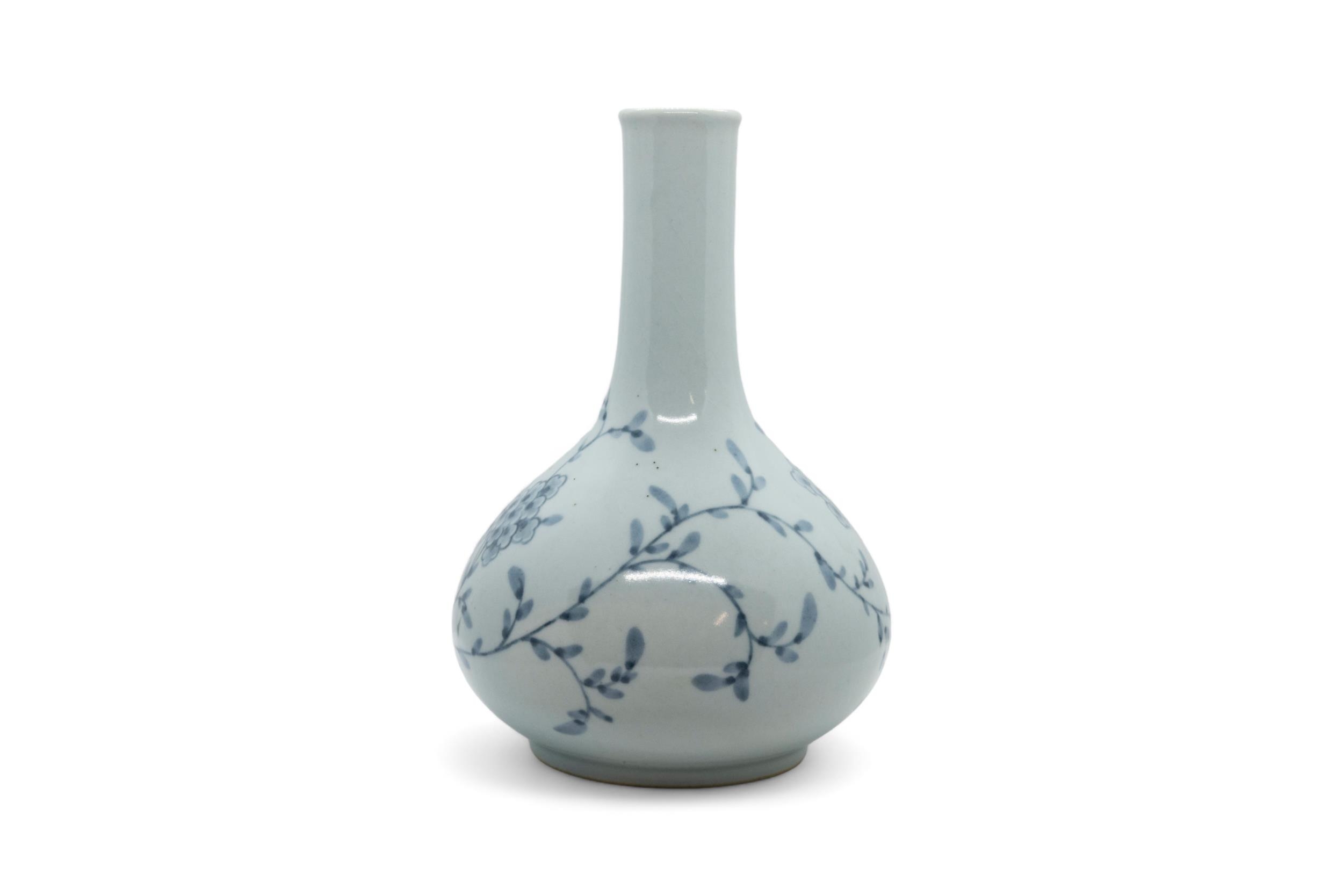 A GROUP OF FIVE JAPANESE PORCELAIN VASES 19TH / 20TH CENTURY largest, 46cm high, smallest, 24cm - Image 2 of 9