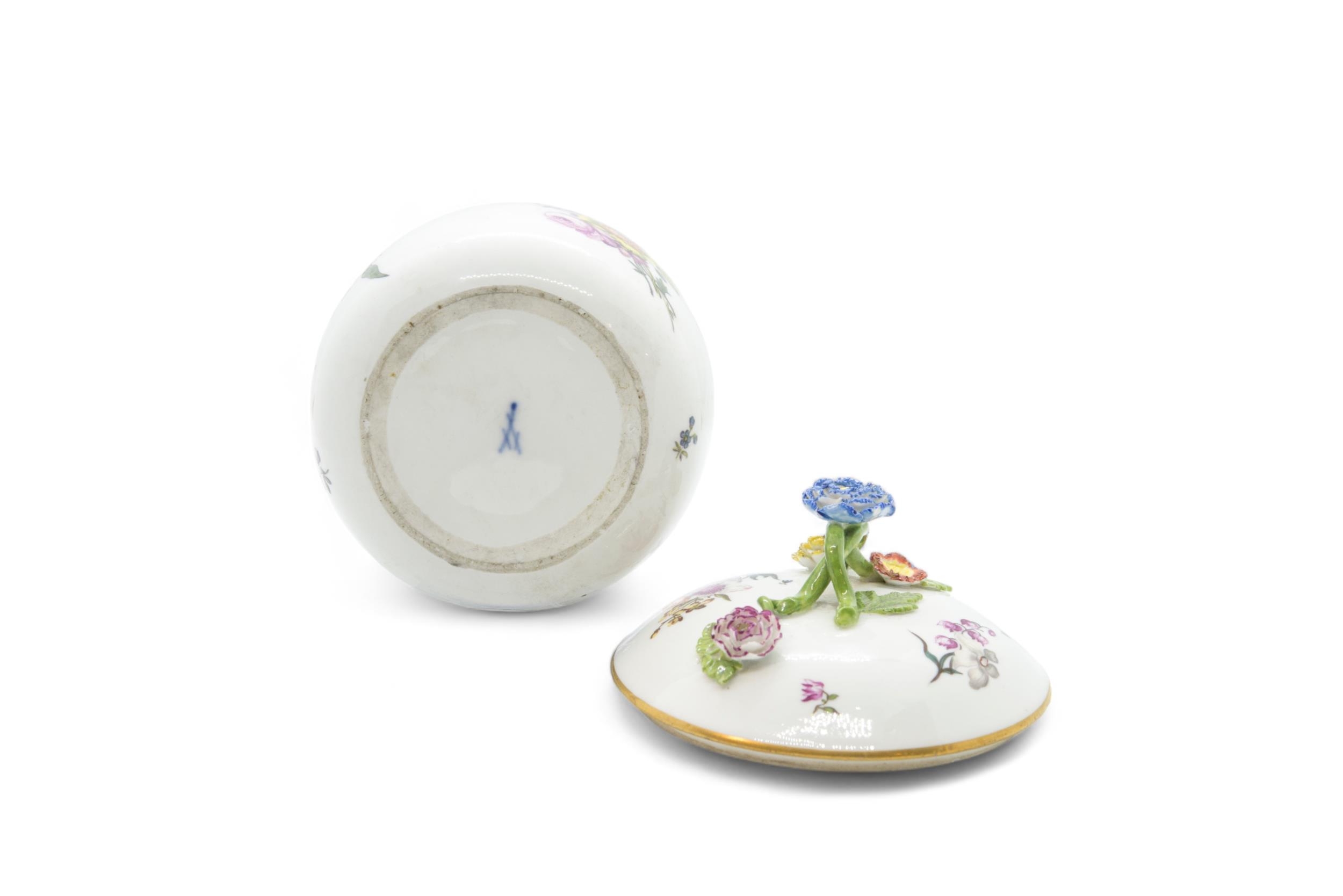 AN 18TH CENTURY MEISSEN SUGAR BOX 11cms wide. - Image 2 of 4