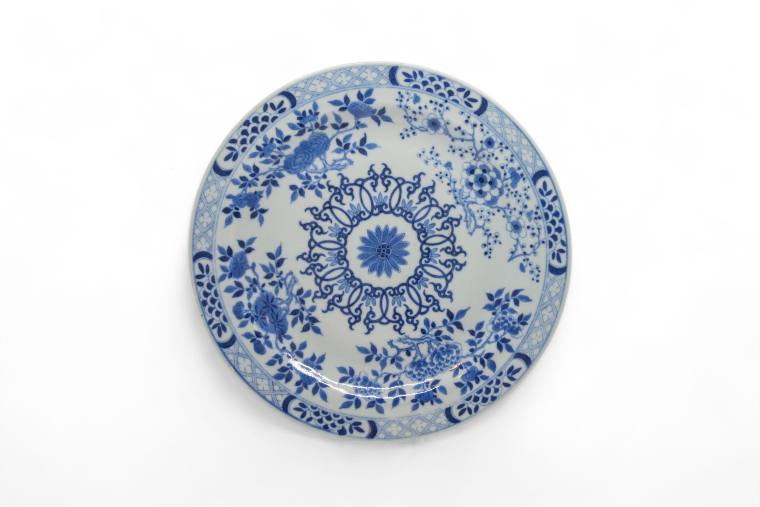 A GROUP OF FOUR CHINESE BLUE AND WHITE DISHES KANGXI PERIOD (1662-1722) 25cm - 28cm diam - Image 7 of 10
