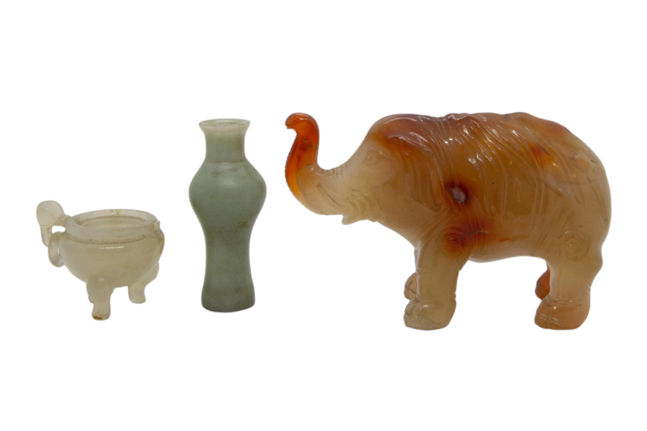 FOUR PIECES OF PEKING GLASS AND A CARVED HARDSTONE ELEPHANT, along with a carved hardstone cup, a - Image 4 of 4