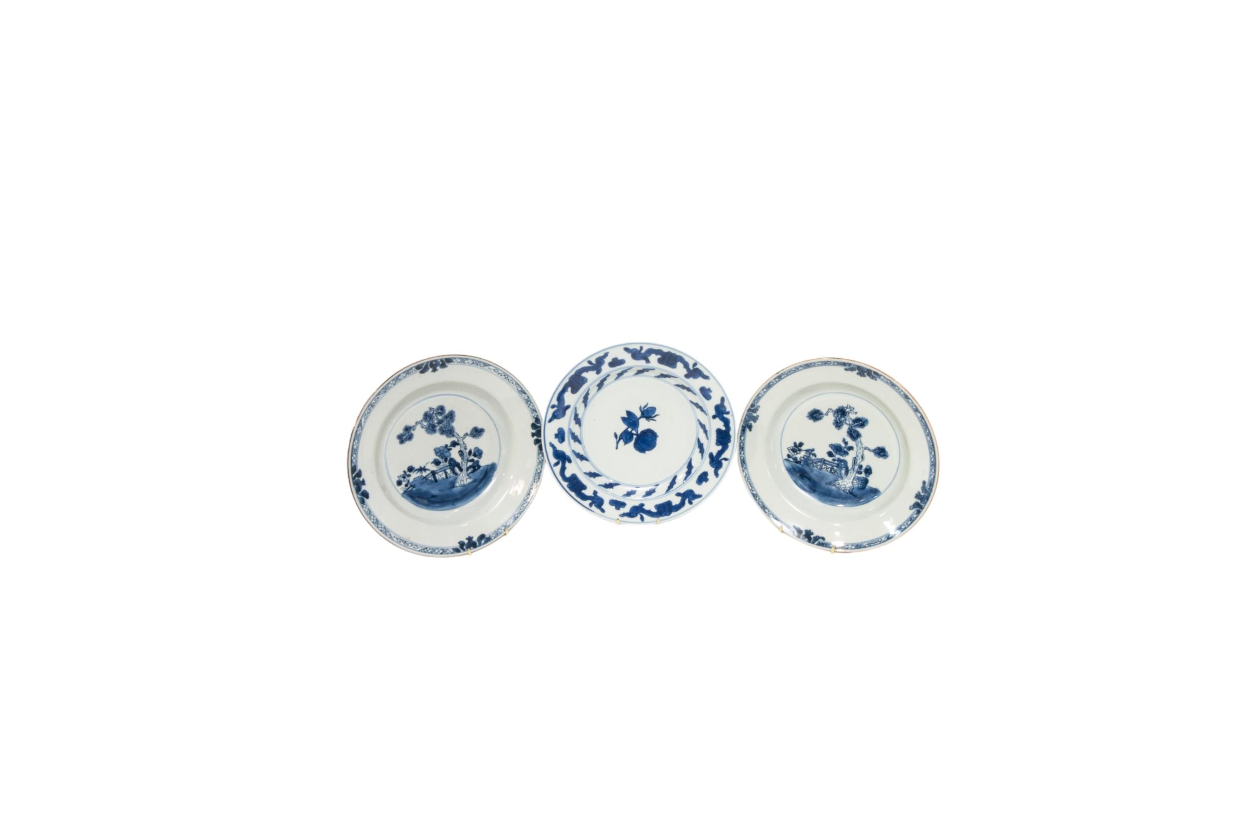 A MIXED COLLECTION OF FOURTEEN CHINESE BLUE AND WHITE DISHES AND AN OCTAGONAL SERVING DISH, late - Image 15 of 18
