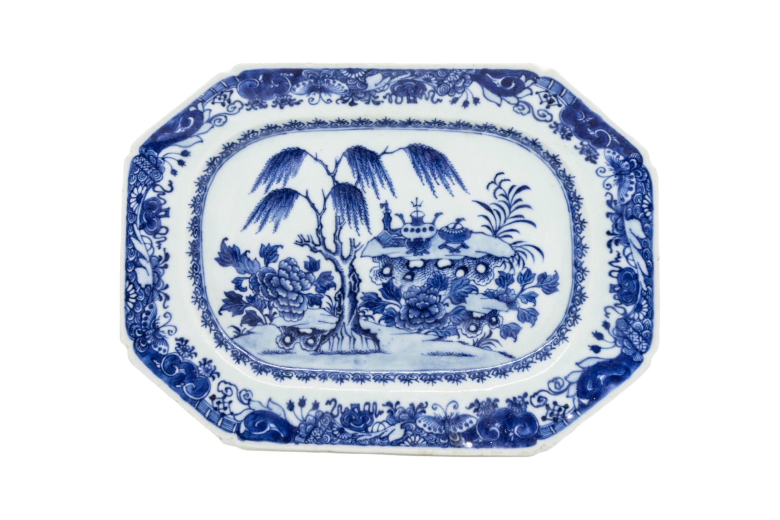 A MIXED COLLECTION OF FOURTEEN CHINESE BLUE AND WHITE DISHES AND AN OCTAGONAL SERVING DISH, late - Image 18 of 18