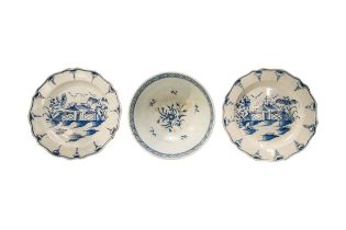 A PEARLWARE PUNCH BOWL AND TWO PLATES Late 18th century, 22.5cms wide