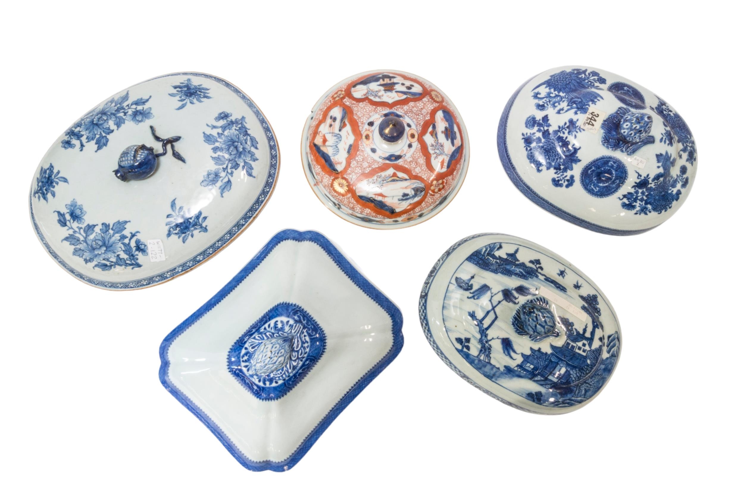 THREE CHINESE EXPORT TUREEN BASES AND A MIXED GROUP OF SIXTEEN COVERS, QING DYNASTY, LATE 18TH / - Image 2 of 7