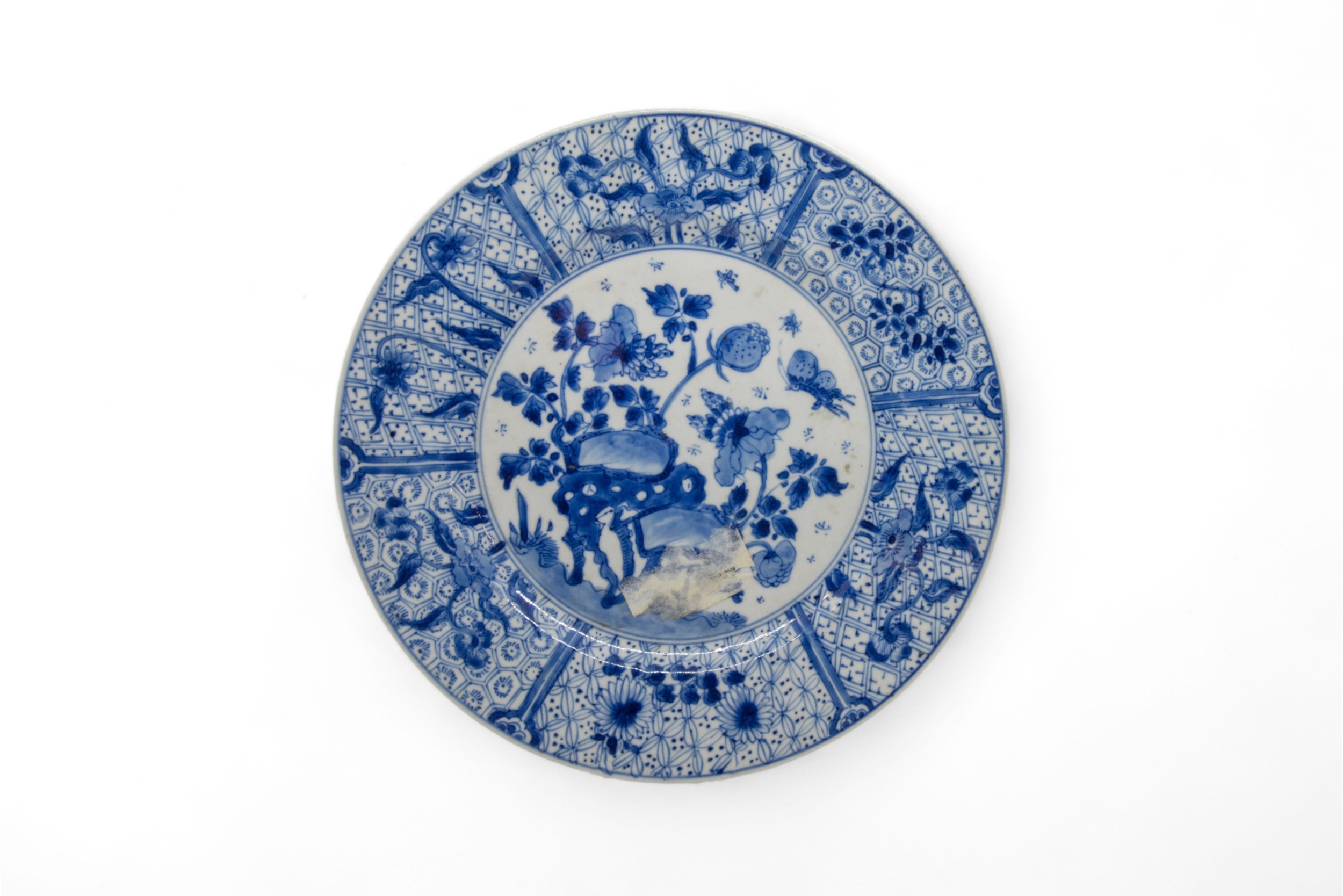 A GROUP OF FOUR CHINESE BLUE AND WHITE DISHES KANGXI PERIOD (1662-1722) 25cm - 28cm diam - Image 3 of 10