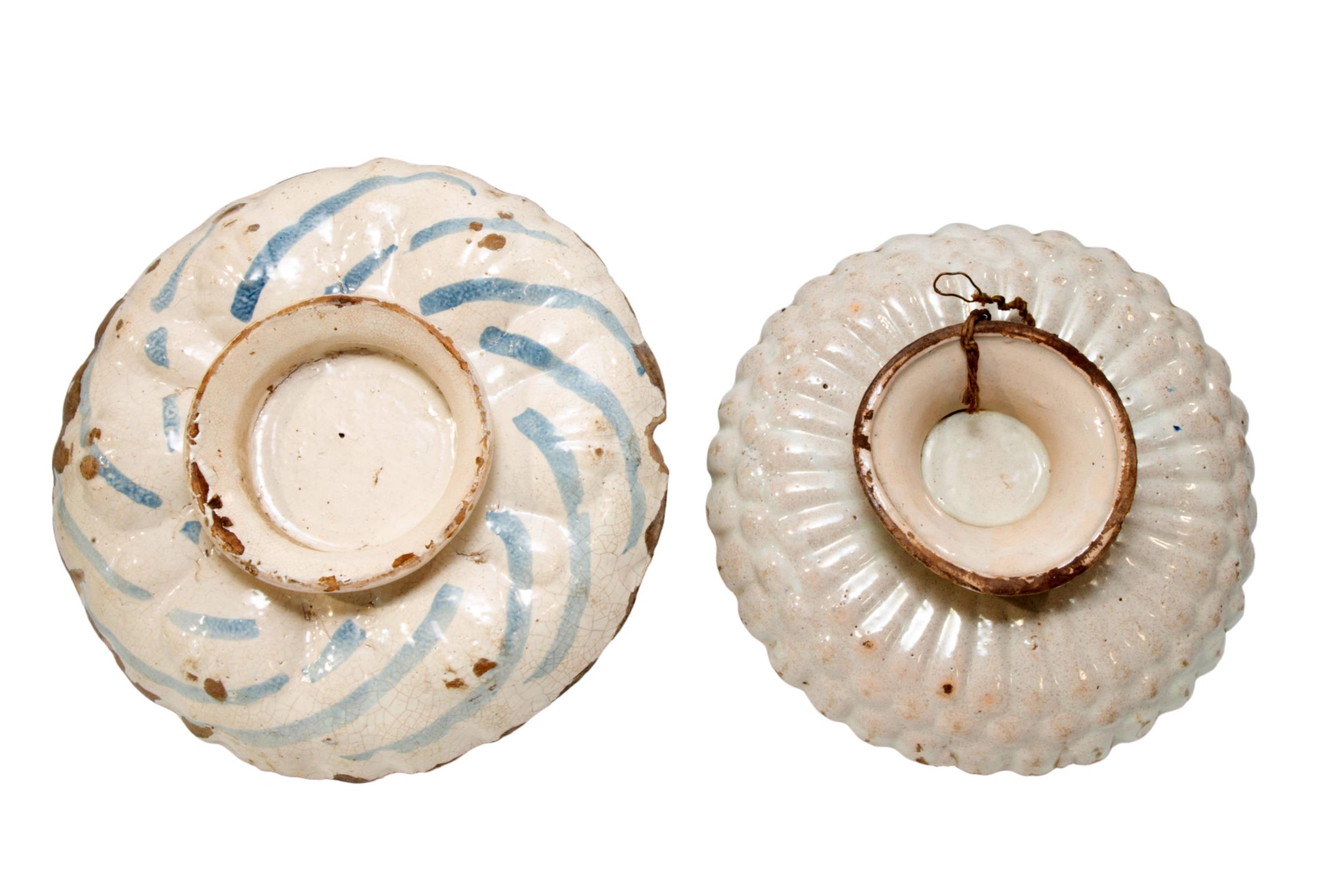 TWO ITALIAN FAIENCE DISHES, EARLY 18TH CENTURY, one of lobed form and painted with bird and fruit - Image 2 of 2
