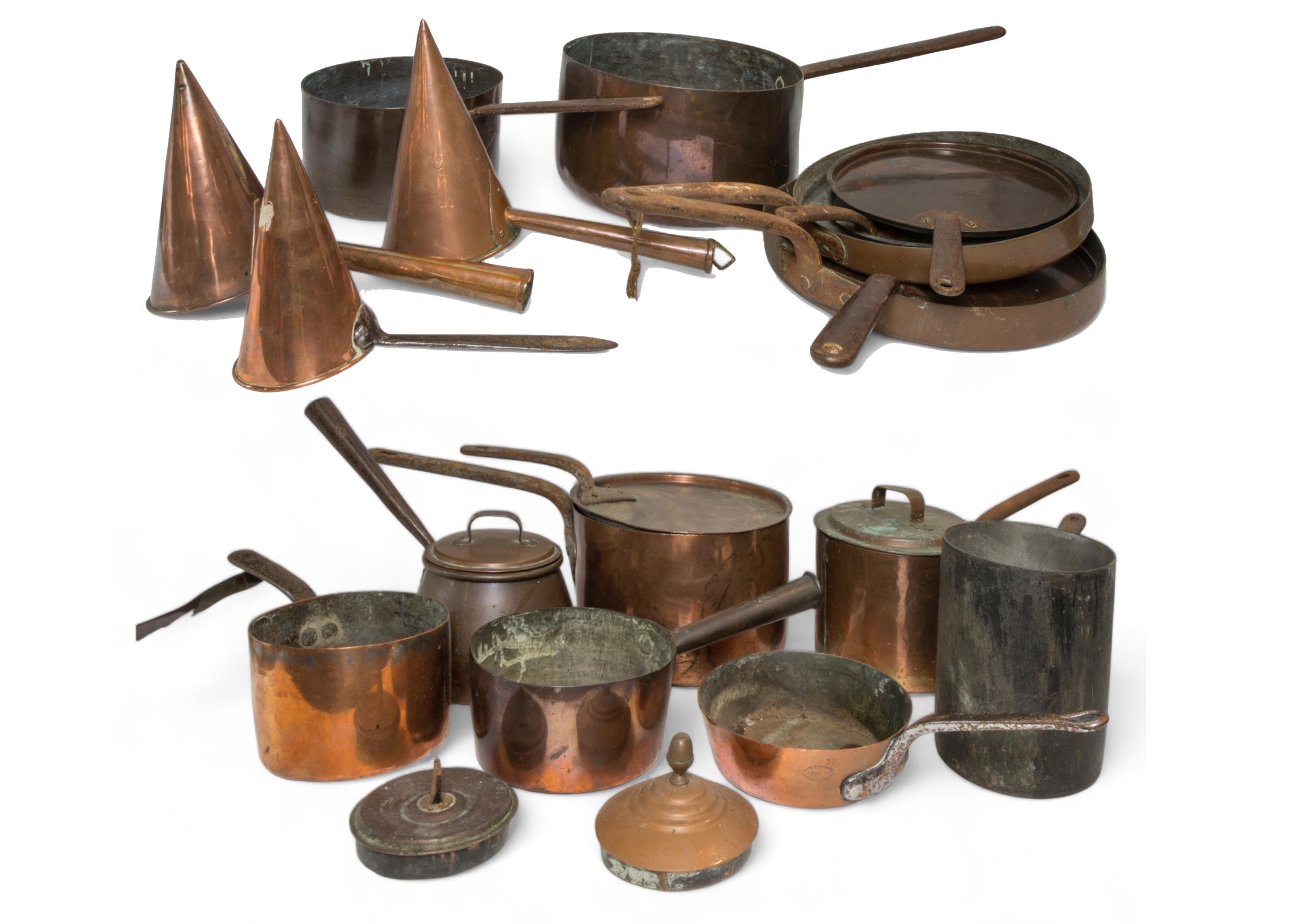 A LARGE VICTORIAN COPPER PAN WITH LID AND A SELECTION OF VICTORIAN AND LATER COPPER PANS AND