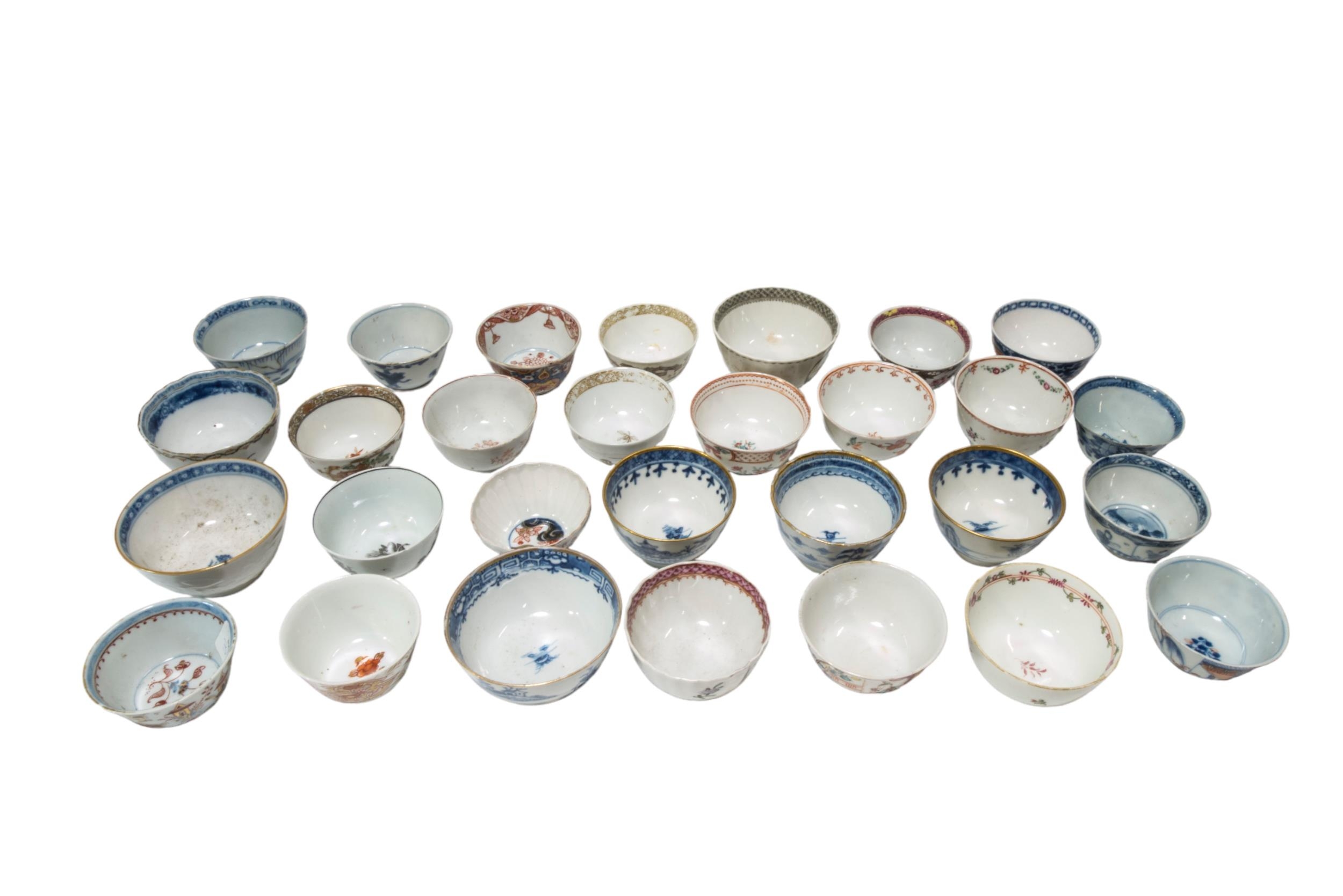 A LARGE COLLECTION OF CHINESE EXPORT PORCELAIN TEABOWLS, SAUCERS AND CUPS QING DYNASTY, MOSTLY - Image 5 of 6