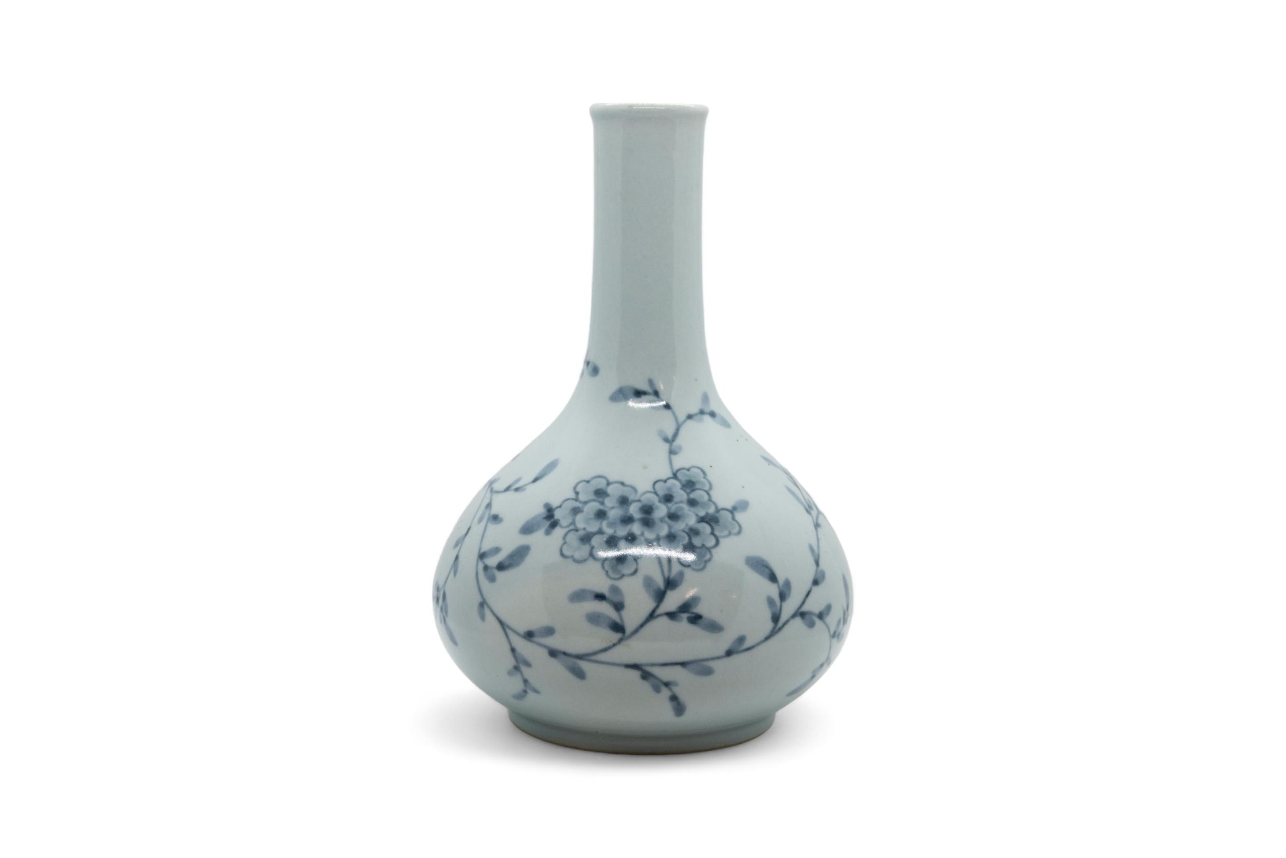 A GROUP OF FIVE JAPANESE PORCELAIN VASES 19TH / 20TH CENTURY largest, 46cm high, smallest, 24cm - Image 3 of 9