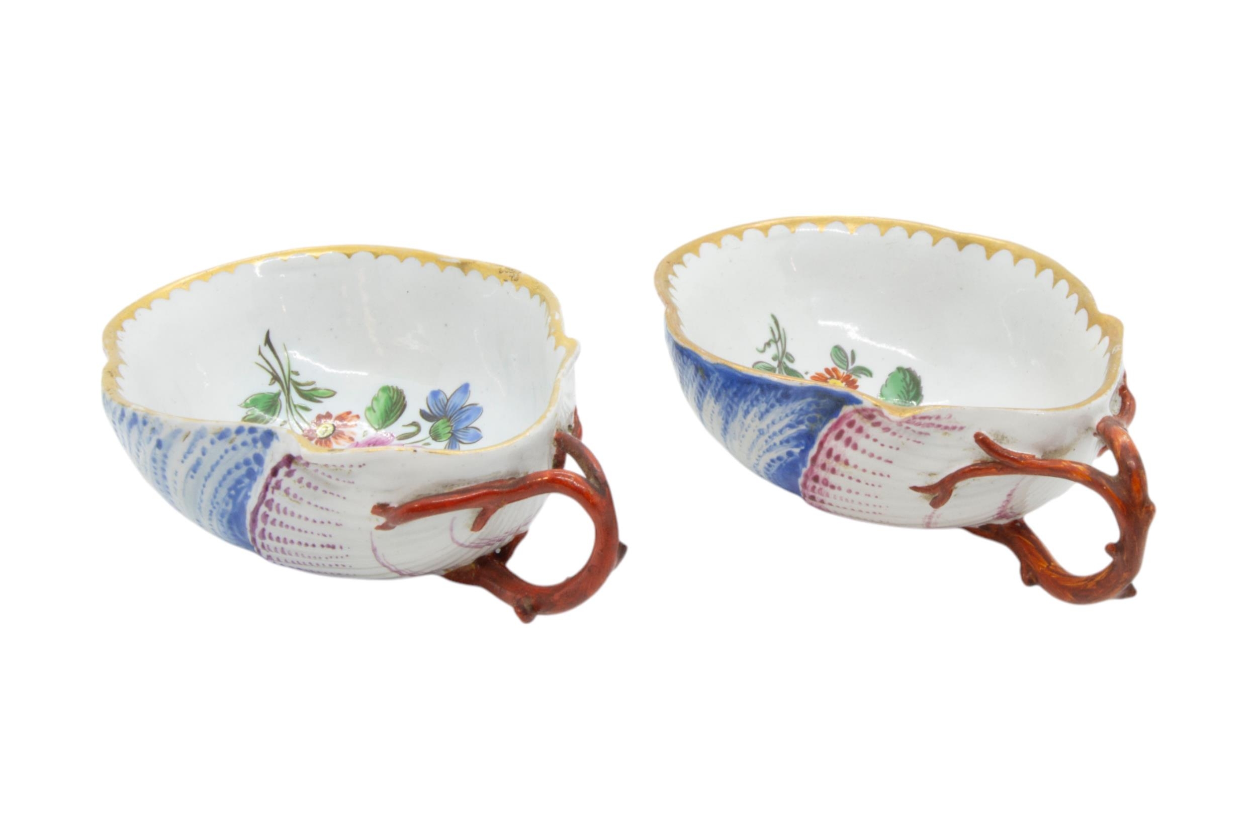 A PAIR OF ITALIAN PORCELAIN SORBET CUPS, LATE 18TH CENTURY, probably Ginori, unusual conch form with - Image 2 of 5