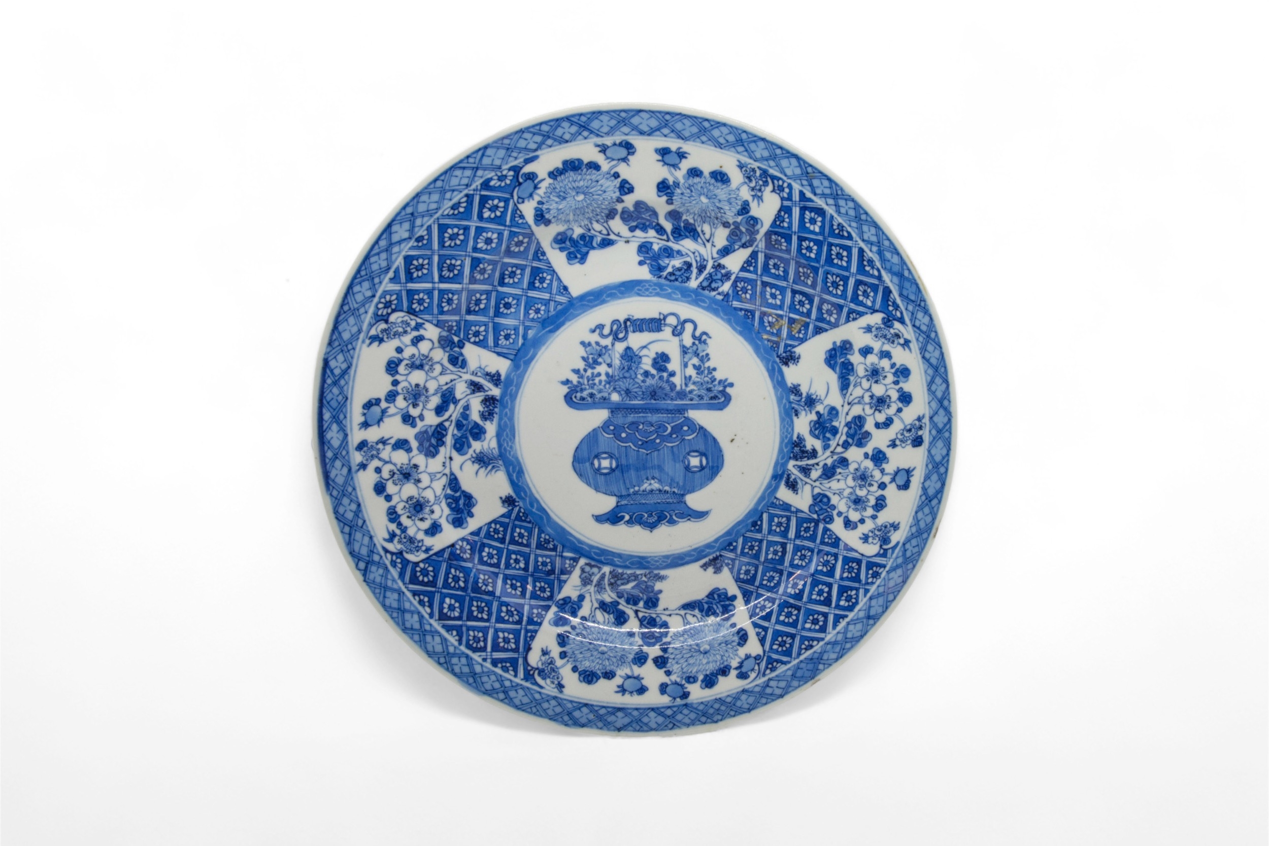 A GROUP OF FOUR CHINESE BLUE AND WHITE DISHES KANGXI PERIOD (1662-1722) 25cm - 28cm diam - Image 6 of 10