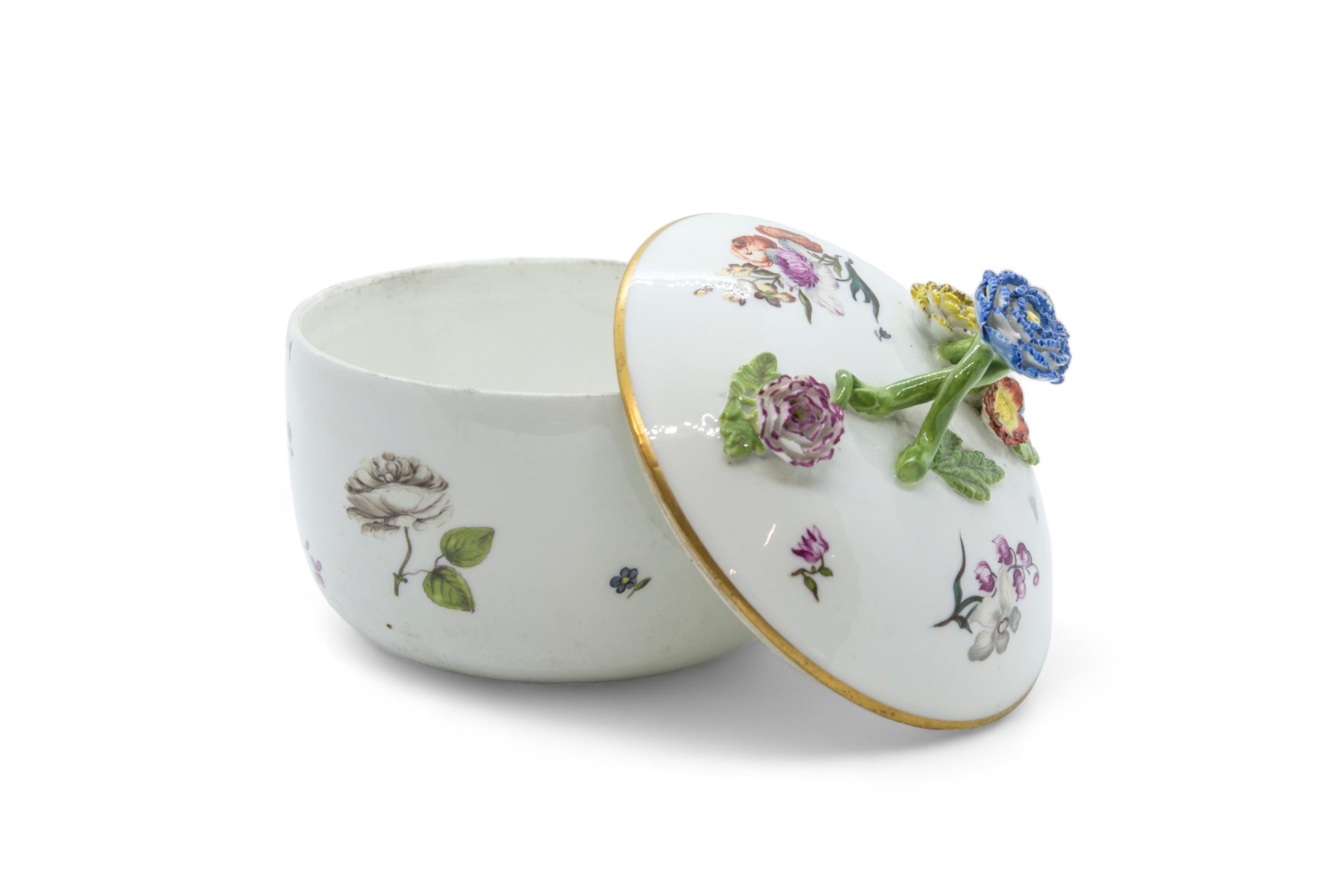 AN 18TH CENTURY MEISSEN SUGAR BOX 11cms wide. - Image 3 of 4