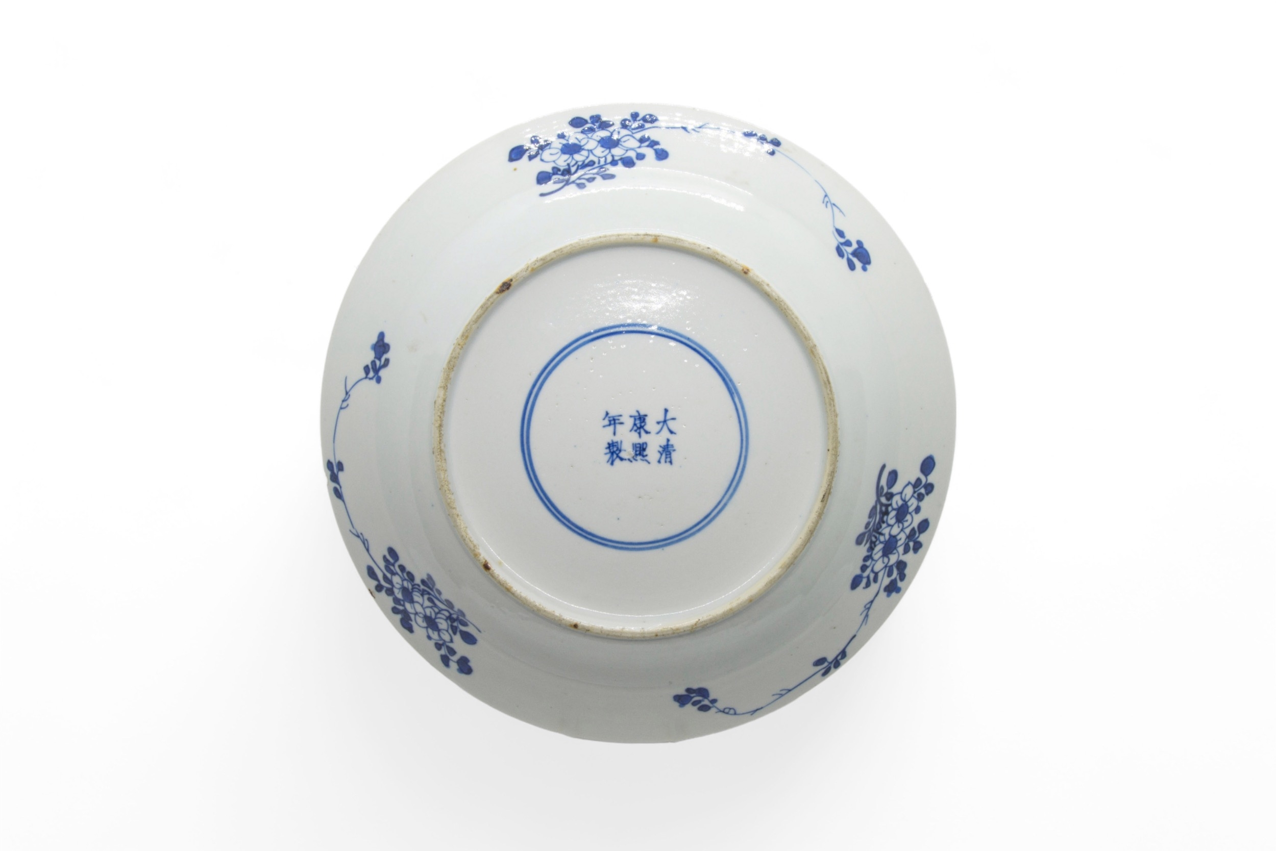 A GROUP OF FOUR CHINESE BLUE AND WHITE DISHES KANGXI PERIOD (1662-1722) 25cm - 28cm diam - Image 5 of 10