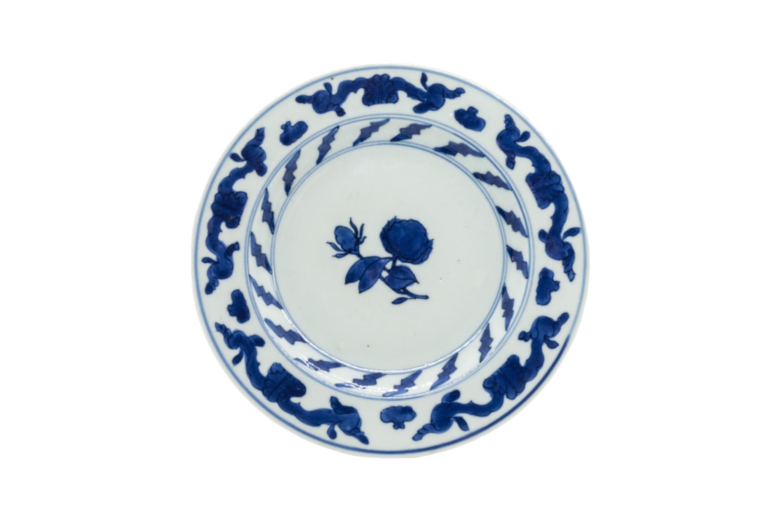 A MIXED COLLECTION OF FOURTEEN CHINESE BLUE AND WHITE DISHES AND AN OCTAGONAL SERVING DISH, late - Image 7 of 18