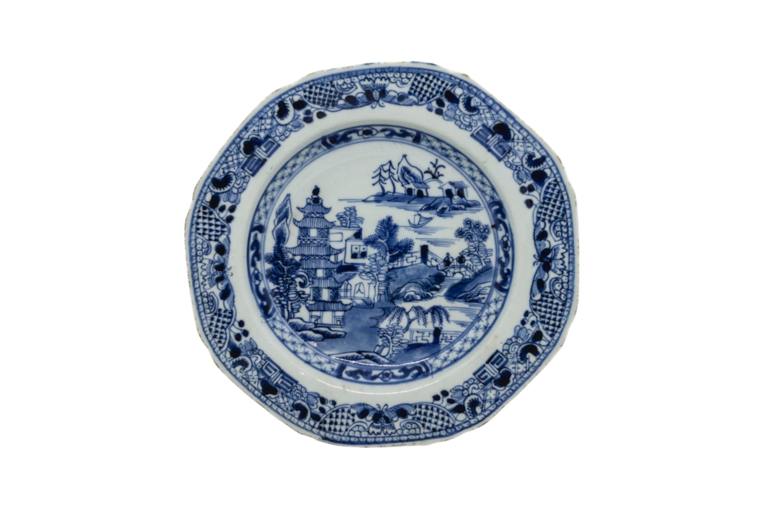 A MIXED COLLECTION OF FOURTEEN CHINESE BLUE AND WHITE DISHES AND AN OCTAGONAL SERVING DISH, late - Image 14 of 18