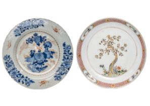 TWO LARGE CHINESE EXPORT PORCELAIN DISHES QIANLONG PERIOD (1736-1795) 36.5cm & 38.5cm diam