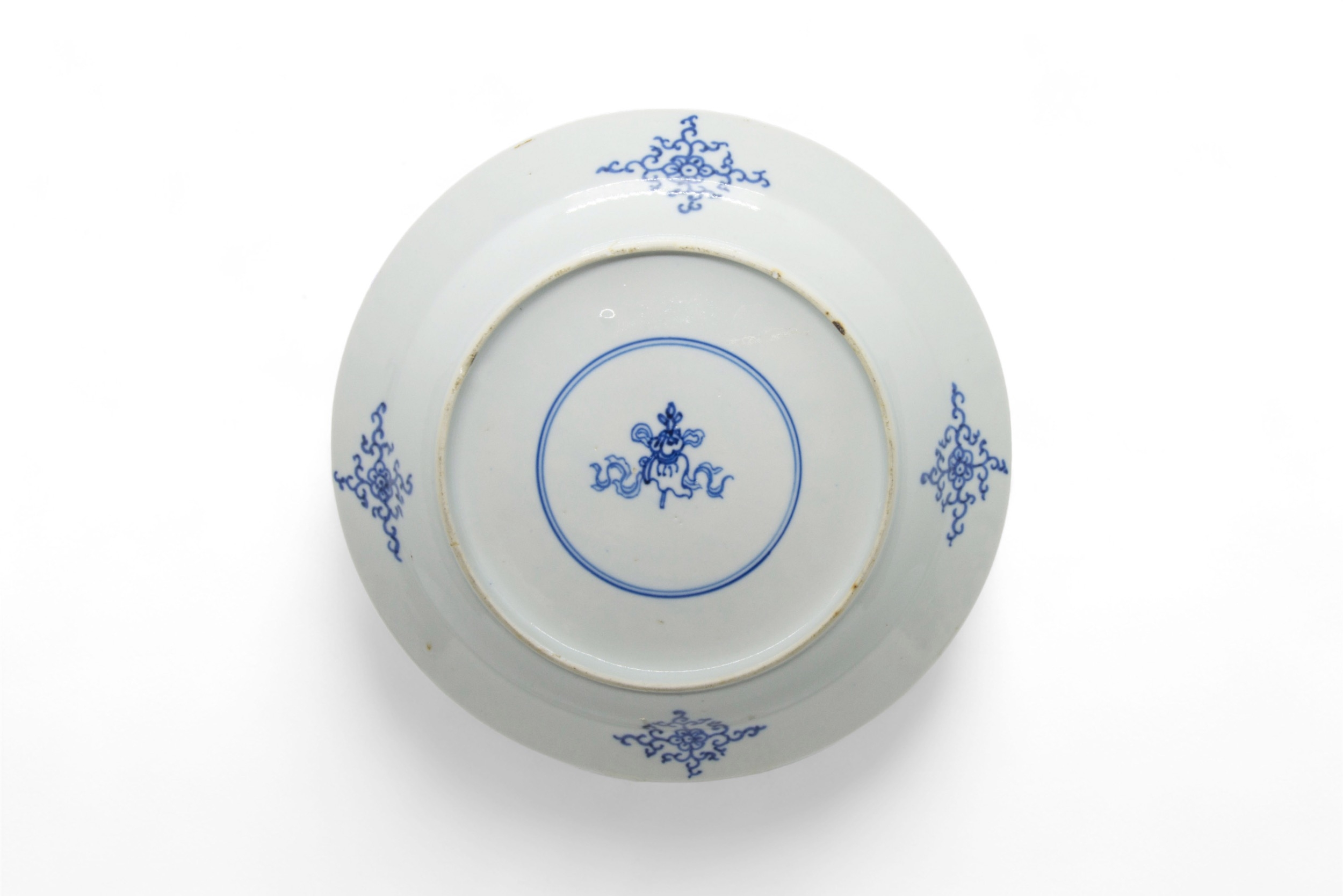 A GROUP OF FOUR CHINESE BLUE AND WHITE DISHES KANGXI PERIOD (1662-1722) 25cm - 28cm diam - Image 8 of 10