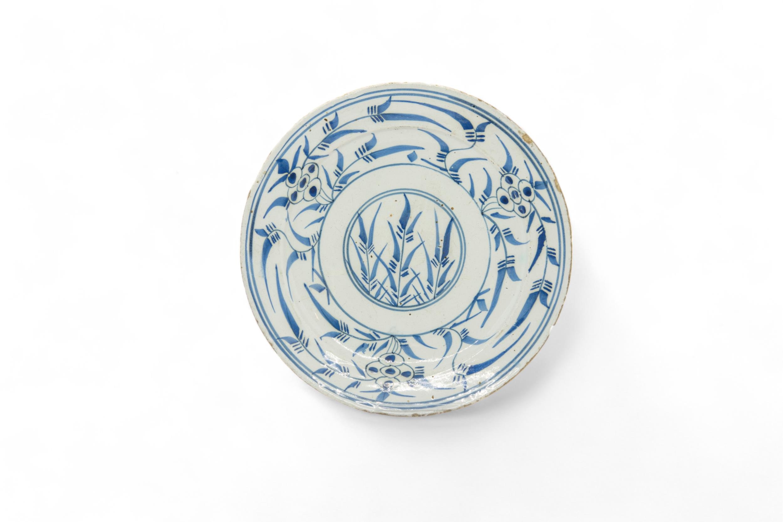 FIVE DELFT PLATES AND A SOUP PLATE 18th century, 23cms wide - Image 3 of 6