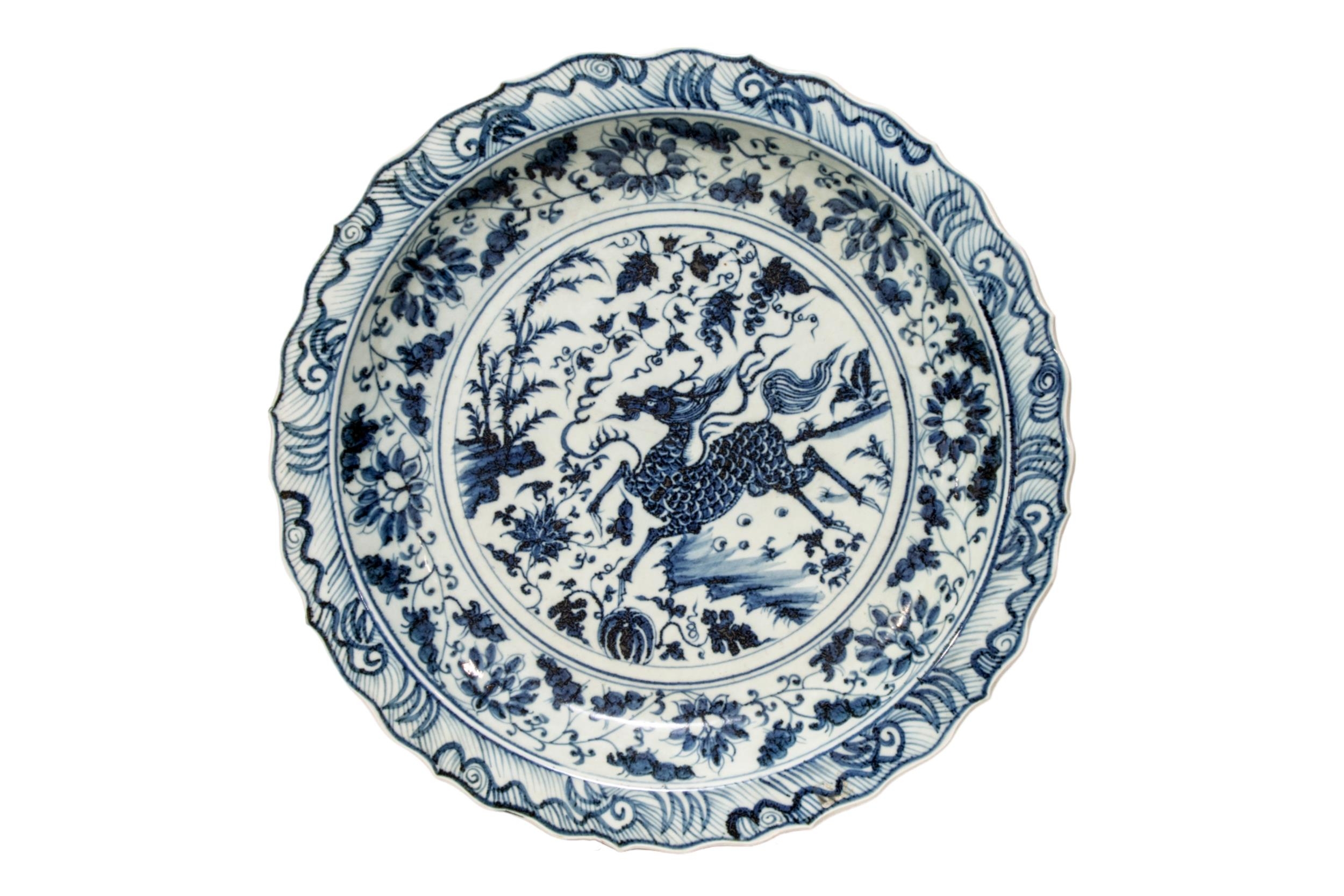 A LARGE CHINESE BLUE AND WHITE DISH, LATE QING 19TH CENTURY, the barbed rim dish painted with a