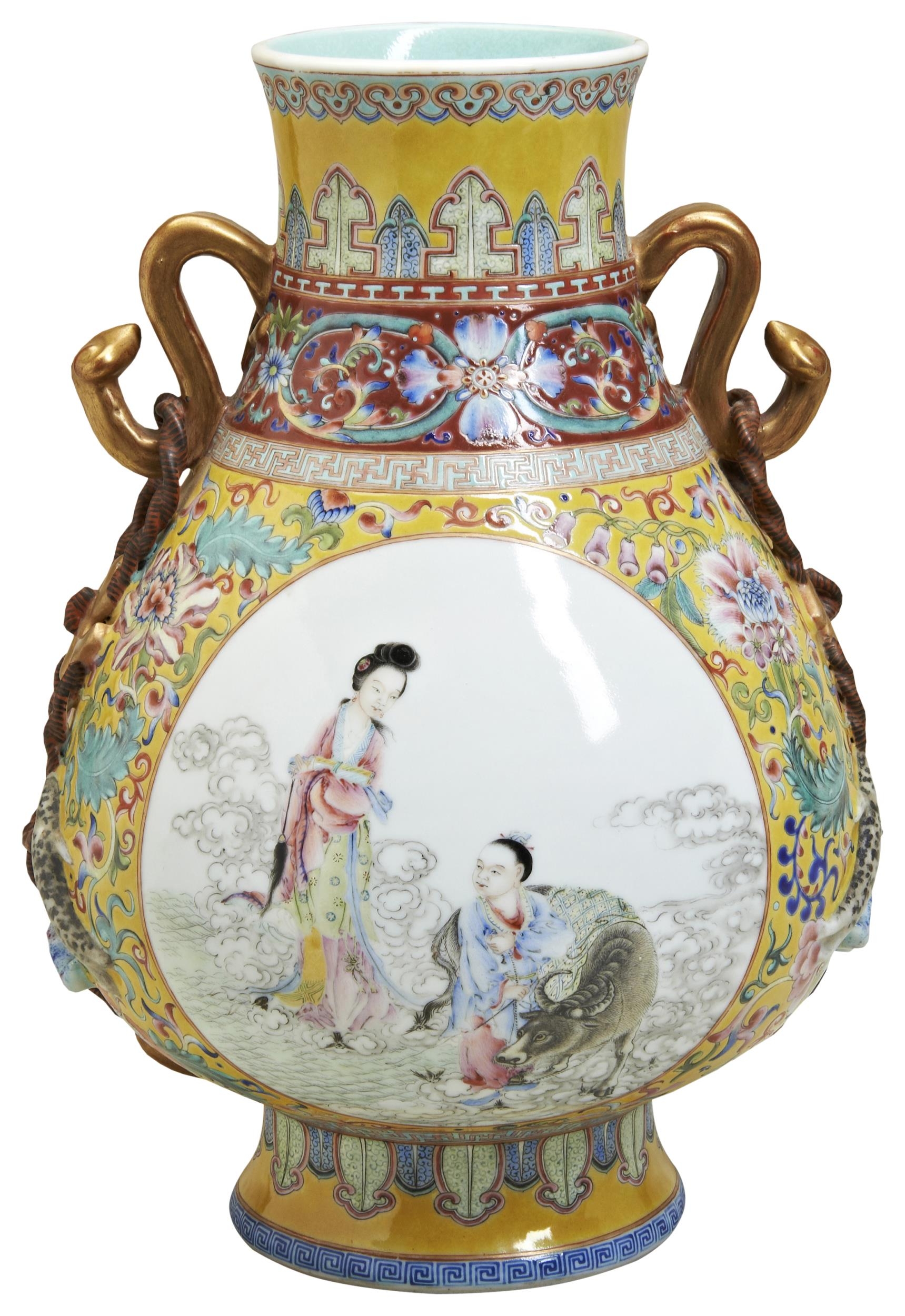 A FINE FAMILLE ROSE YELLOW-GROUND 'IMMORTALS' VASE, HU REPUBLIC PERIOD (1912-1949) 清 粉彩道教人物纹瓶 the - Image 2 of 3