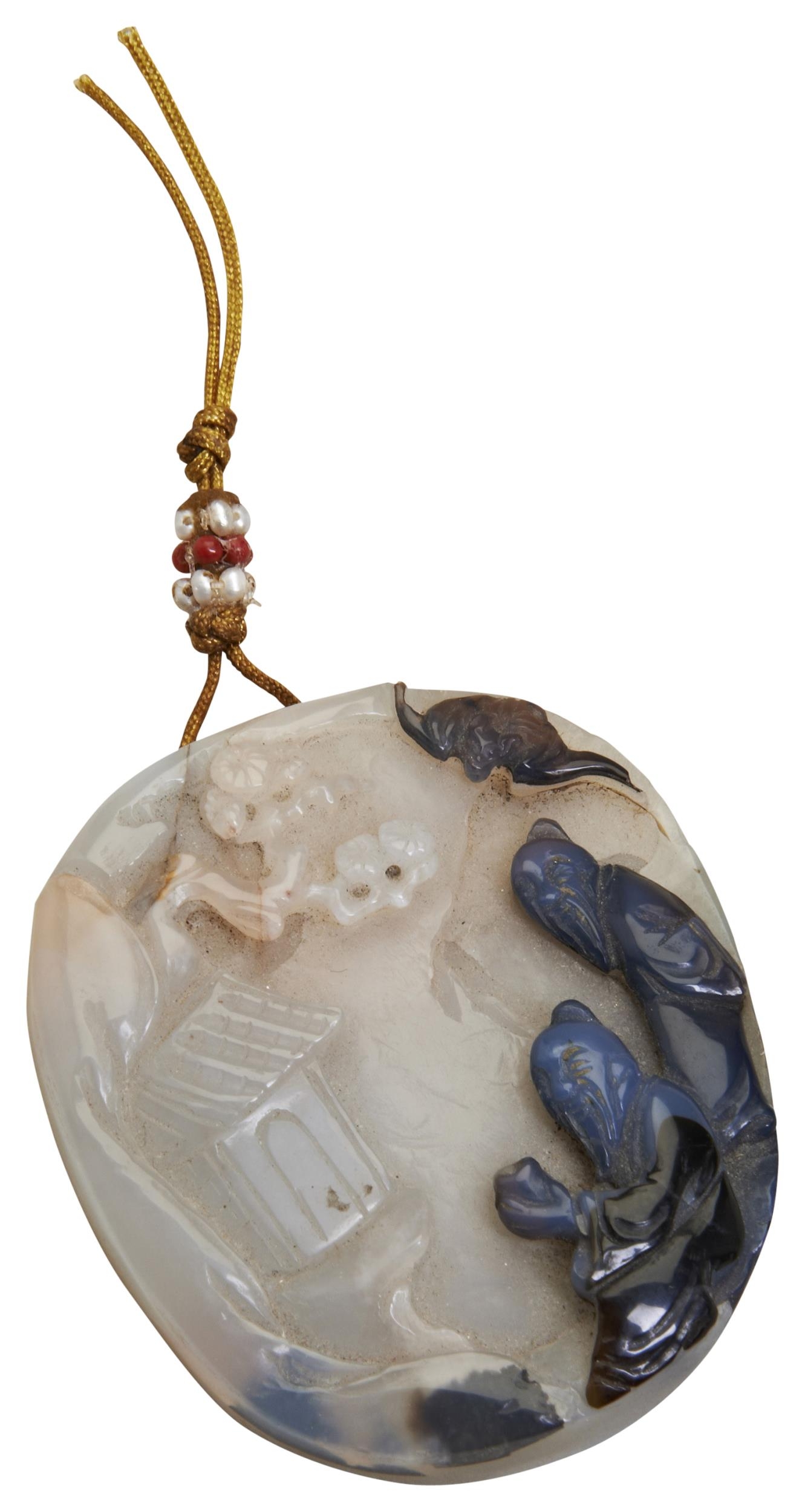 A CARVED AGATE PENDANT  19TH/20TH CENTURY  carved with two scholars walking in landscape, with - Bild 2 aus 3