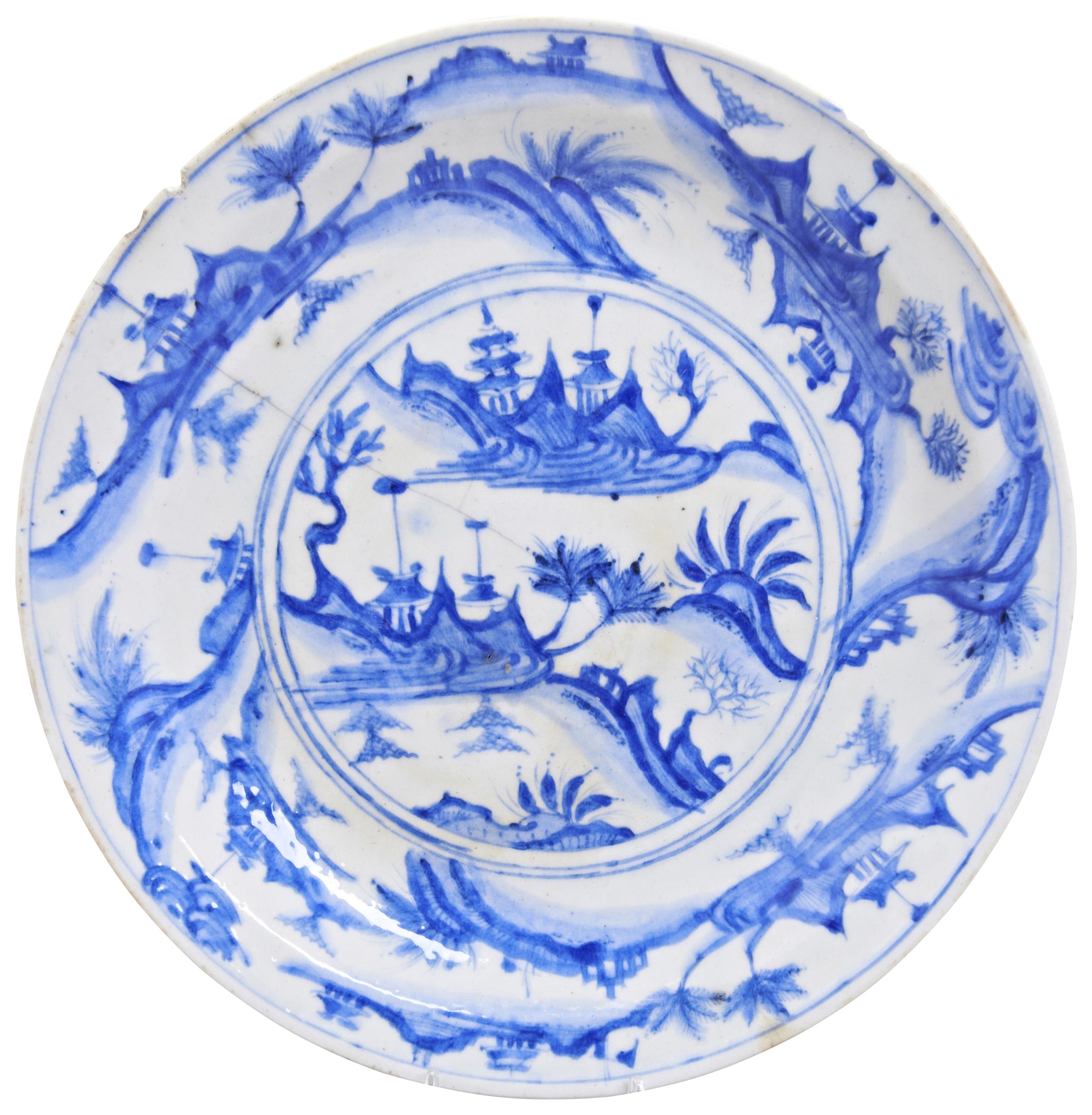 A LARGE SAFAVID BLUE AND WHITE POTTERY DISH PERSIA, 17TH CENTURY 十七世纪萨法维 波斯青花盘 painted with a