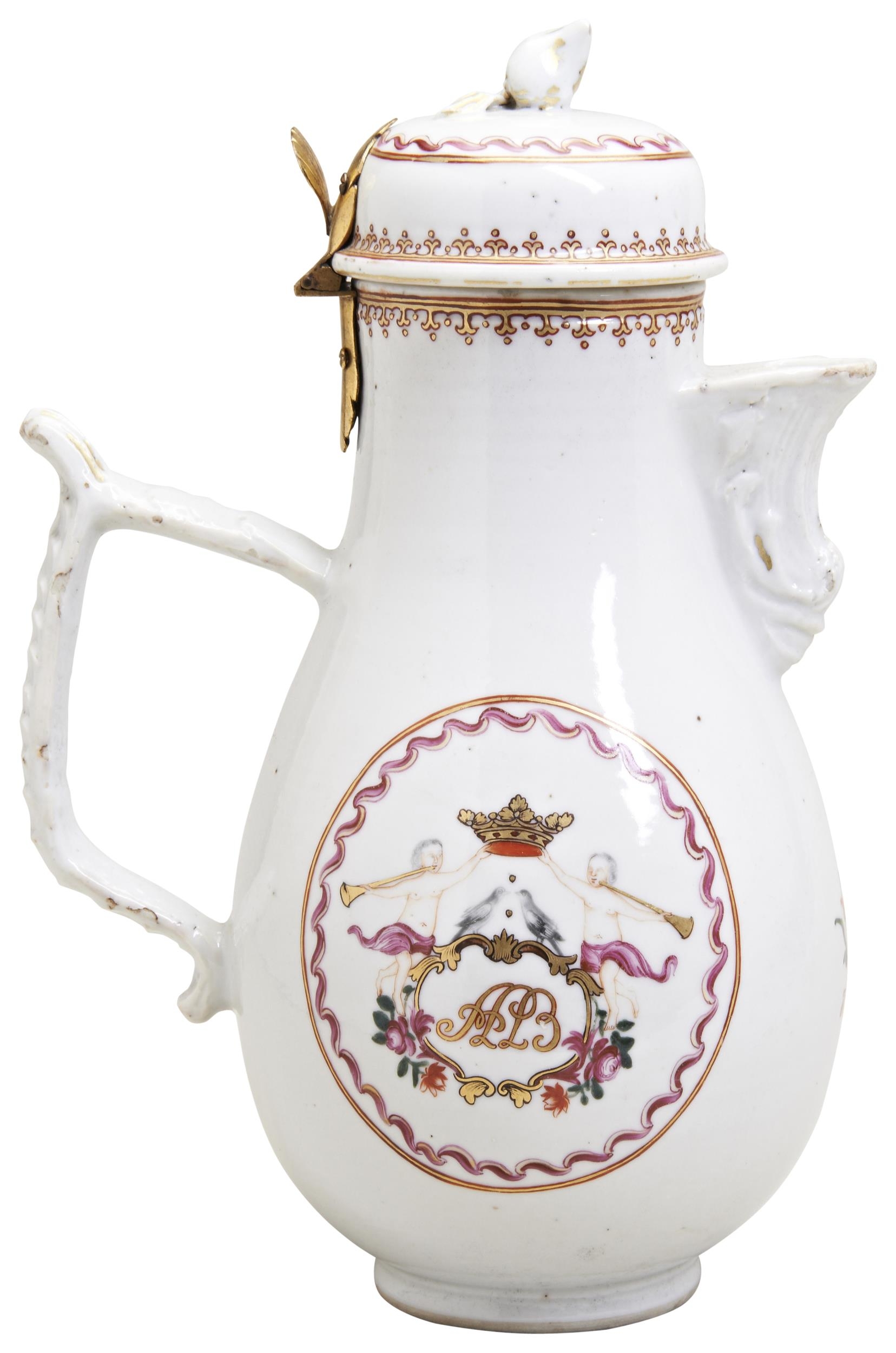 A CHINESE EXPORT PORCELAIN FAMILLE ROSE COFFEE POT AND COVER QING DYNASTY, 18TH CENTURY with gilt- - Bild 2 aus 2