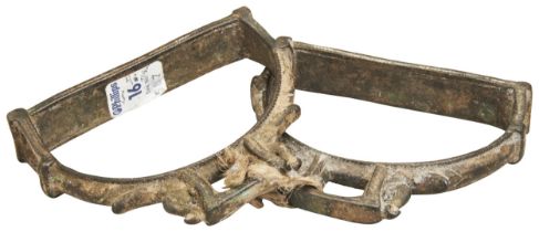 A PAIR OF HORSE STIRRUPS QING DYNASTY (1644-1911) a pair of horse stirrups made of iron.  13cm