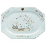 A LARGE CHINESE EXPORT FAMILLE ROSE ARMORIAL SERVING DISH QIANLONG PERIOD (1736-1795) 清乾隆 粉彩纹章瓷纹盘