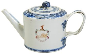 A CHINESE EXPORT BLUE AND WHITE ARMORIAL TEAPOT QIANLONG PERIOD (1736-1795) 清乾隆 青花纹章瓷纹盘 bears a