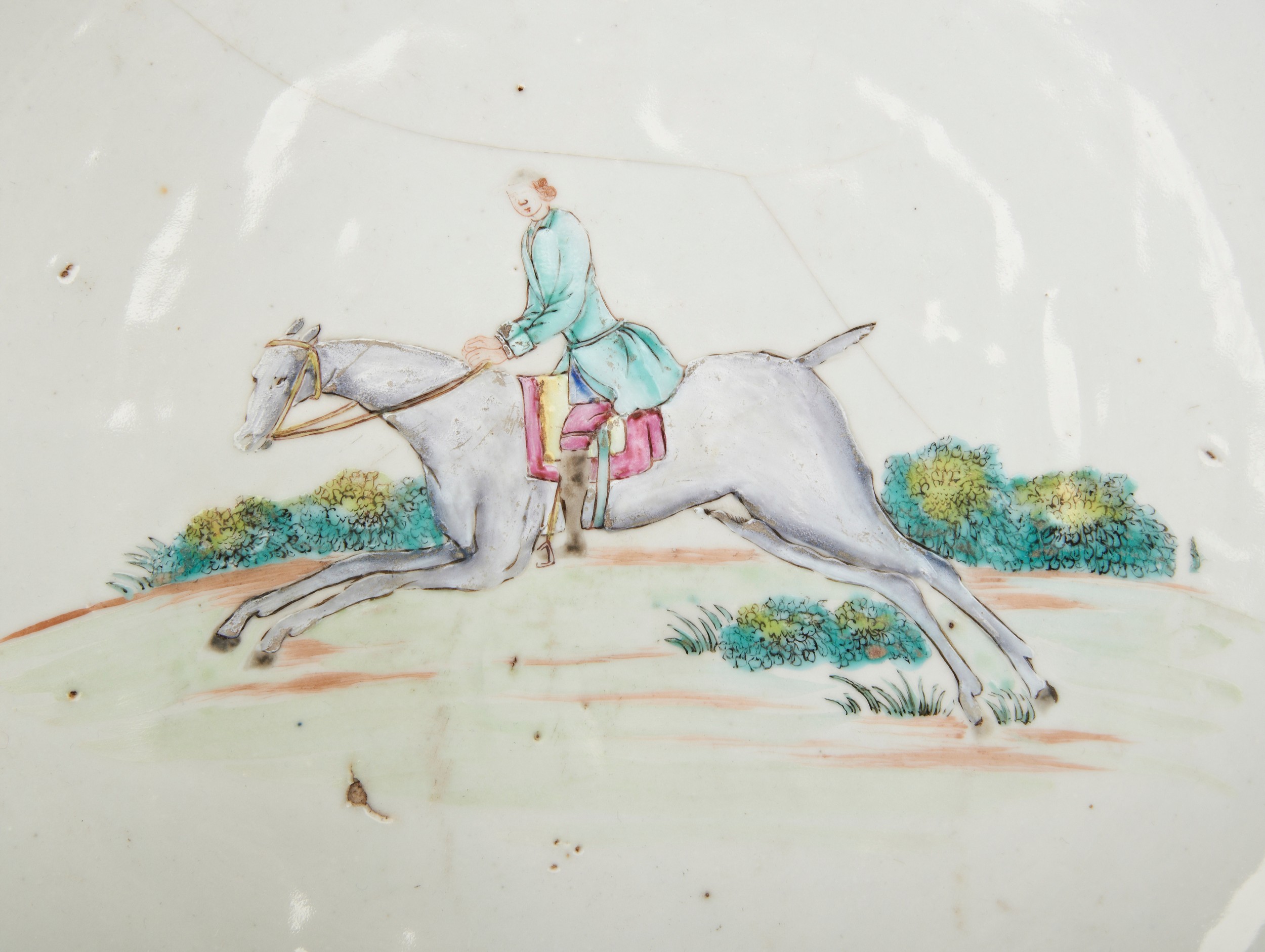 A LARGE CHINESE EXPORT 'HUNTING SUBJECT' BOWL QIANLONG PERIOD (1736-1795) the exterior painted - Image 4 of 4