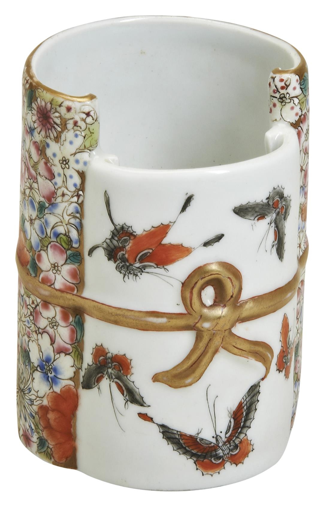 A FAMILLE ROSE BRUSHPOT REPUBLIC PERIOD (1912-1949) decorated with butterflies and peonies, resreved