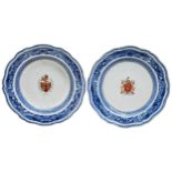 TWO CHINESE EXPORT BLUE AND WHITE ARMORIAL DISHES QIANLONG PERIOD (1736-1795) 清乾隆 青花纹章瓷纹盘一对 one