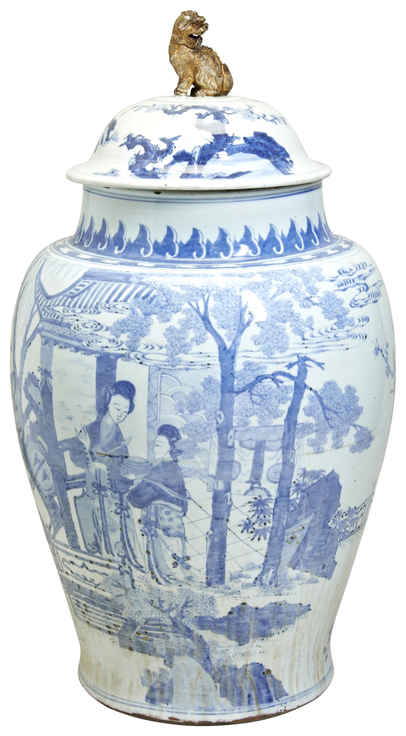 A MONUMENTAL BLUE AND WHITE JAR 17TH / 18TH CENTURY 清十七/十八世纪 青花侍女纹盖罐 the baluster sides decorated in - Image 2 of 2