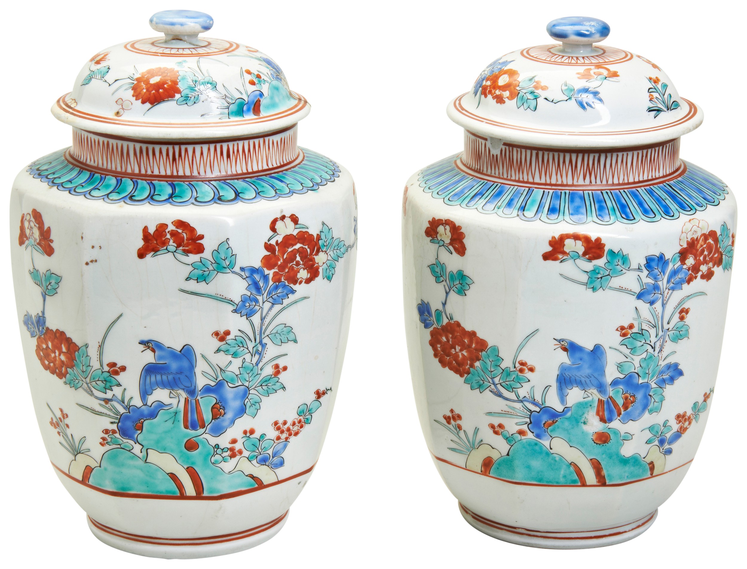 A NEAR PAIR OF JAPANESE KAKIEMON COVERED JARS EDO PERIOD, 1670-1690 日本江户时期 有田烧盖罐 each decorated in