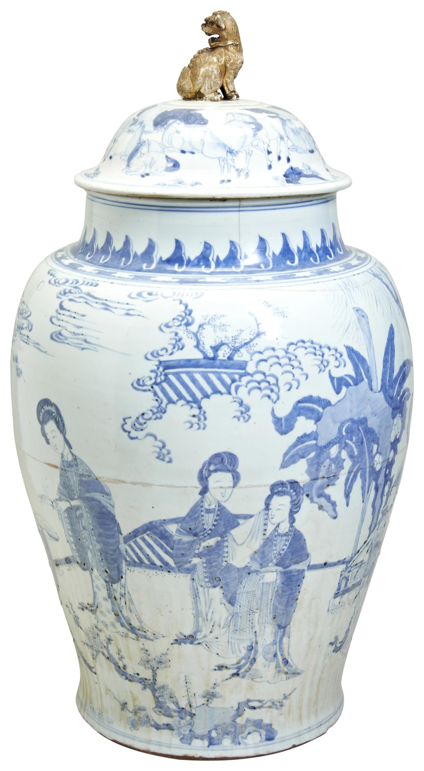 A MONUMENTAL BLUE AND WHITE JAR 17TH / 18TH CENTURY 清十七/十八世纪 青花侍女纹盖罐 the baluster sides decorated in