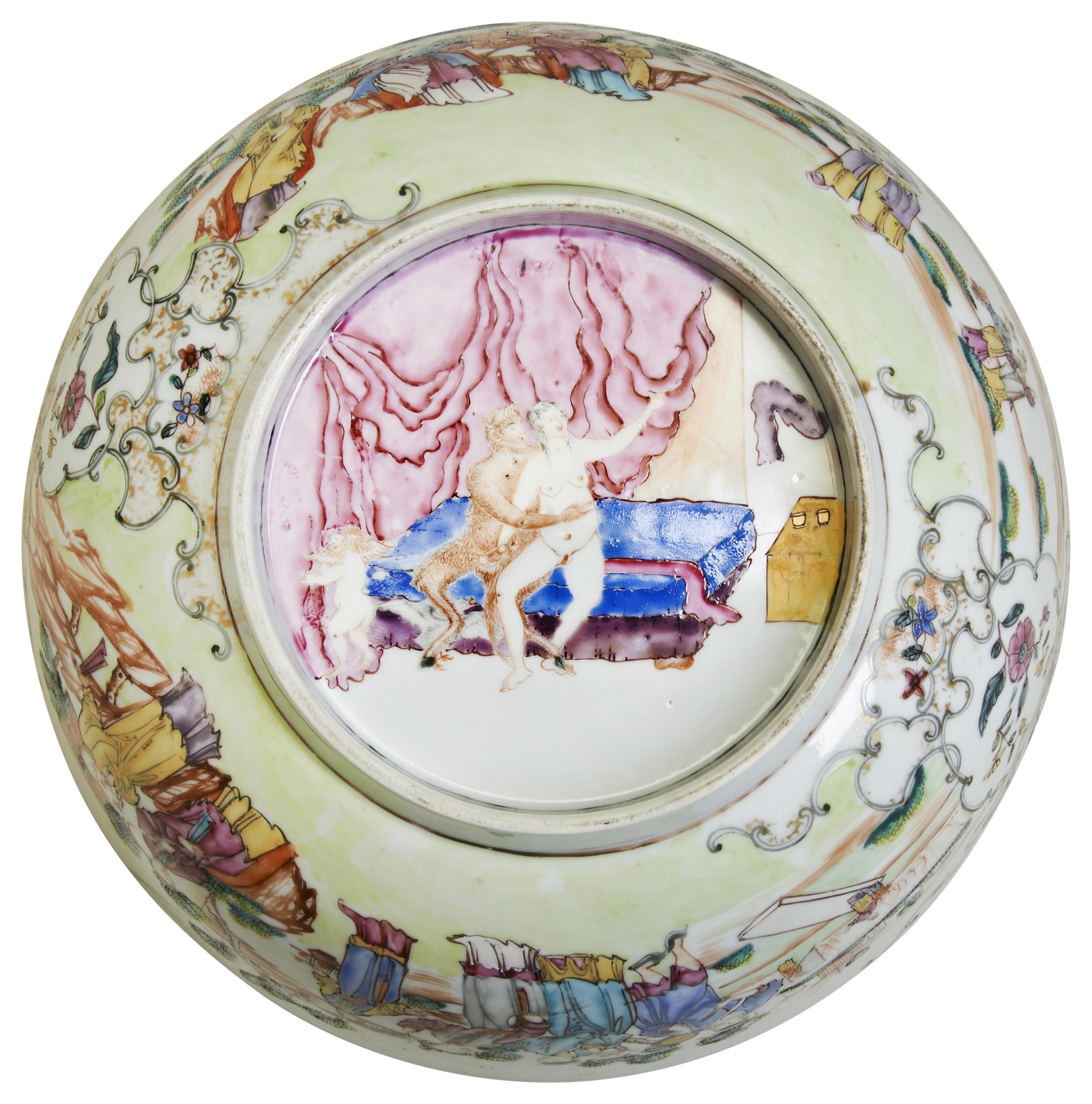 A RARE CHINESE FAMILLE ROSE 'EROTIC SUBJECT' BOWL QIANLONG PERIOD (1736-1795) the exterior painted - Bild 3 aus 3