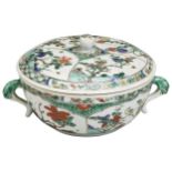 A FAMILLE VERTE BOWL AND COVER KANGXI PERIOD (1662-1722) the two handled bowl painted with panels of
