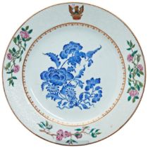 A FINE CHINESE EXPORT ENAMEL DECORATED PORCELAIN ARMORIAL DISH QIANLONG PERIOD (1736-1795) 清乾隆