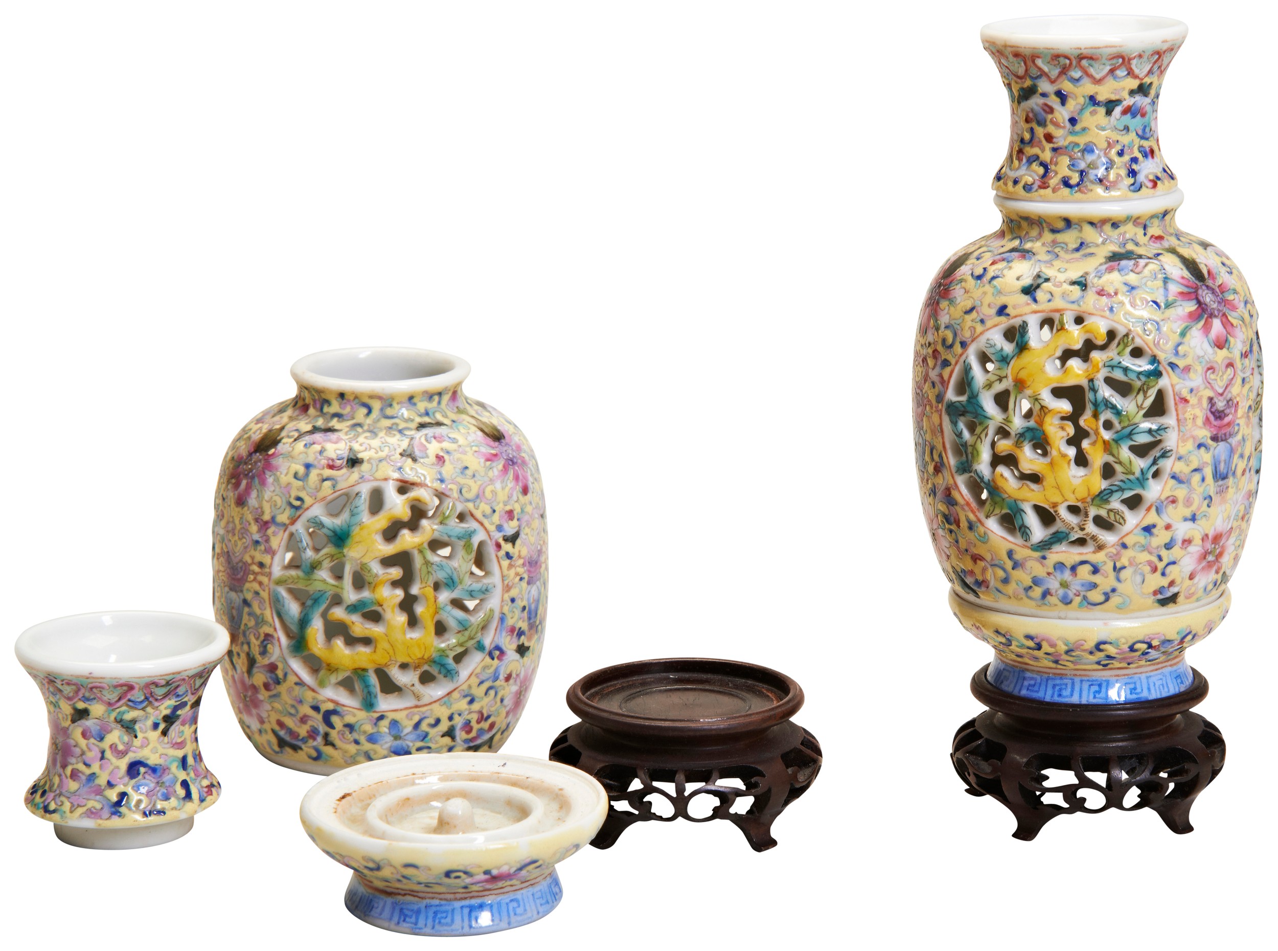 A GOOD PAIR OF FAMILLE ROSE REVOLVING AND RETICULATED VASES REPUBLIC PERIOD (1912-1949) each - Bild 4 aus 5