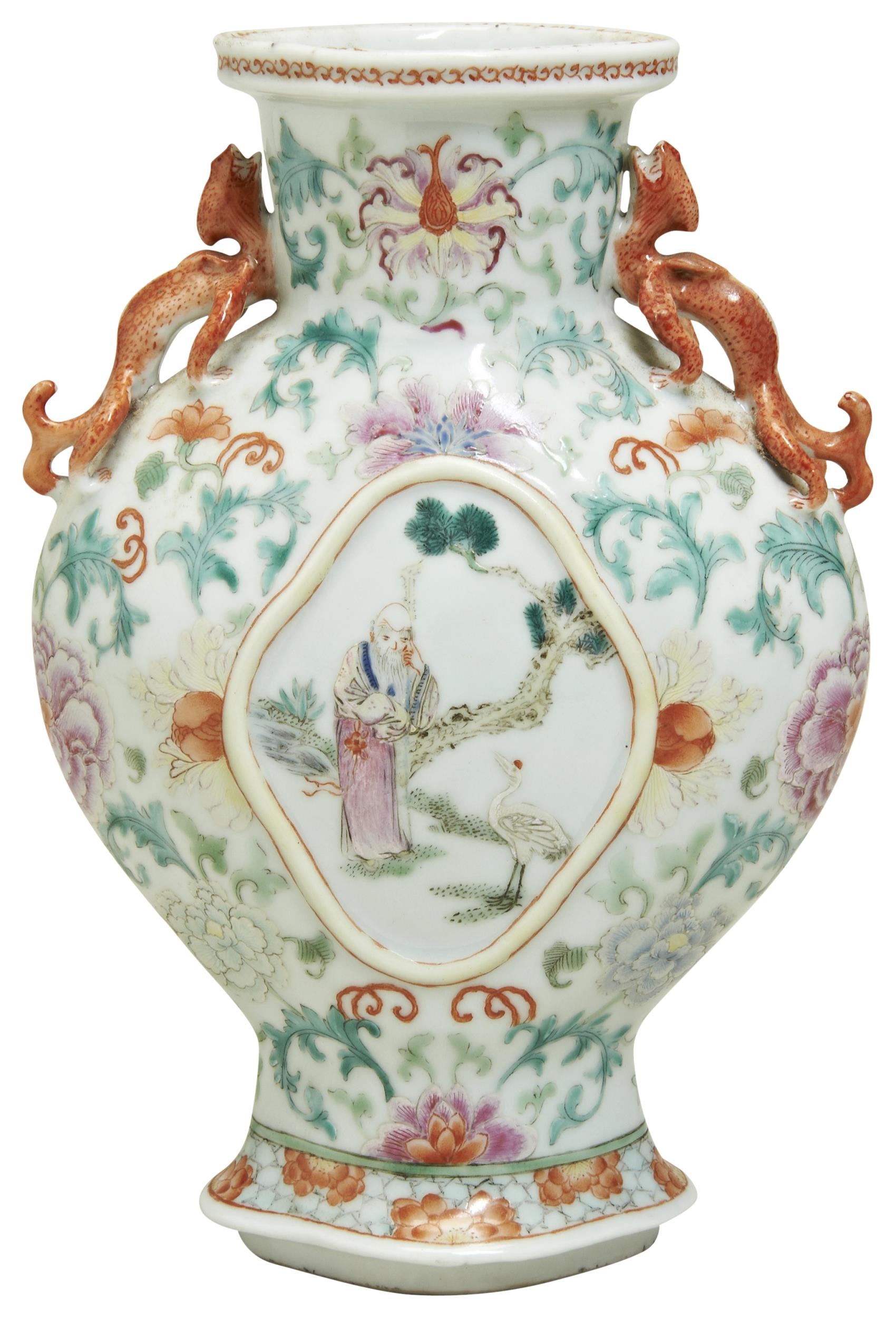 A FAMILLE ROSE VASE LATE QING / REPUBLIC PERIOD 晚清/民国 粉彩开光人物故事纹瓶 painted with panels depicting