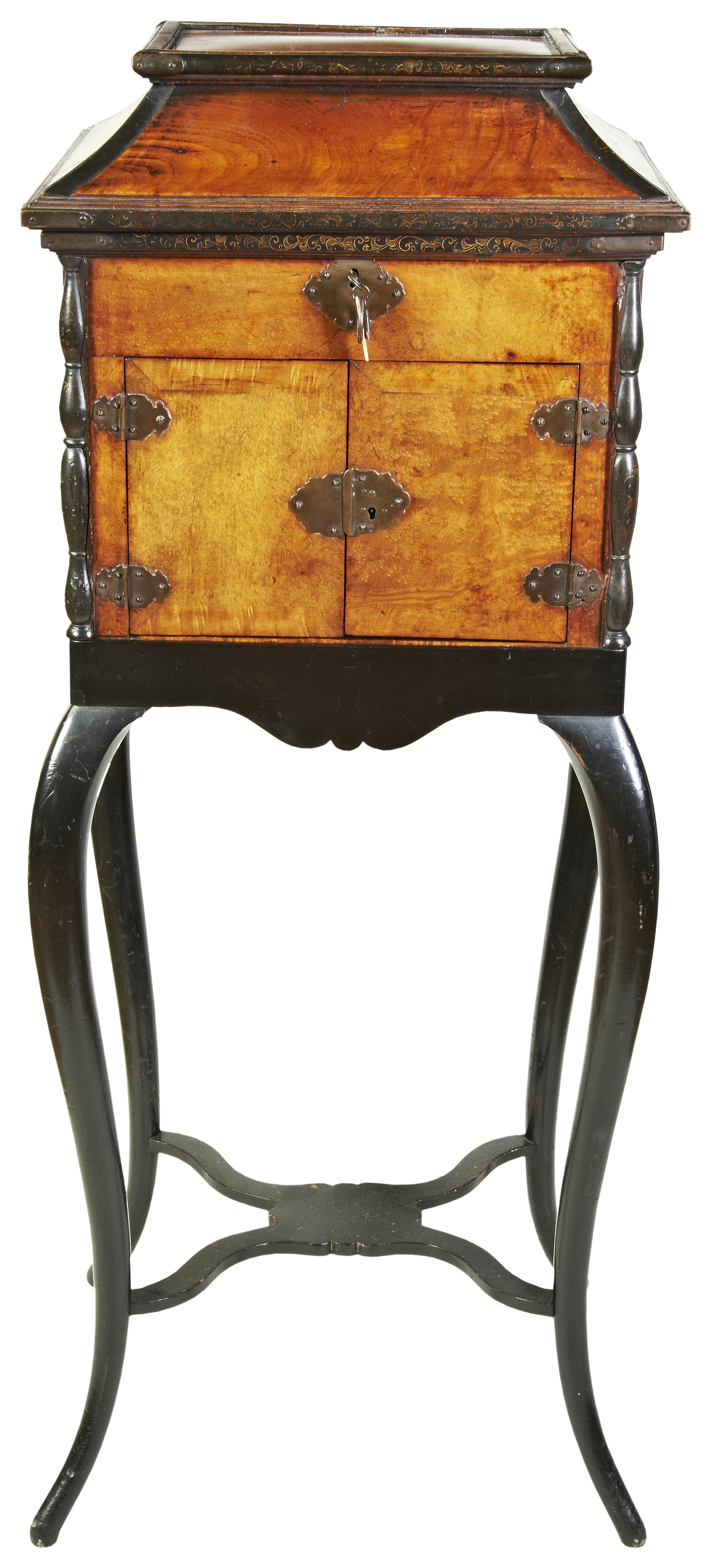 A RARE JAPANESE BURRWOOD AND BLACK LACQUER CABINET EDO PERIOD, 1640-1690 日本江户时期 黑漆箱 the hinged top - Image 3 of 3