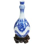 AN ARCHAISTIC BLUE AND WHITE GARLIC-NECK VASE 19TH / 20TH CENTURY in the Kangxi-style, with a