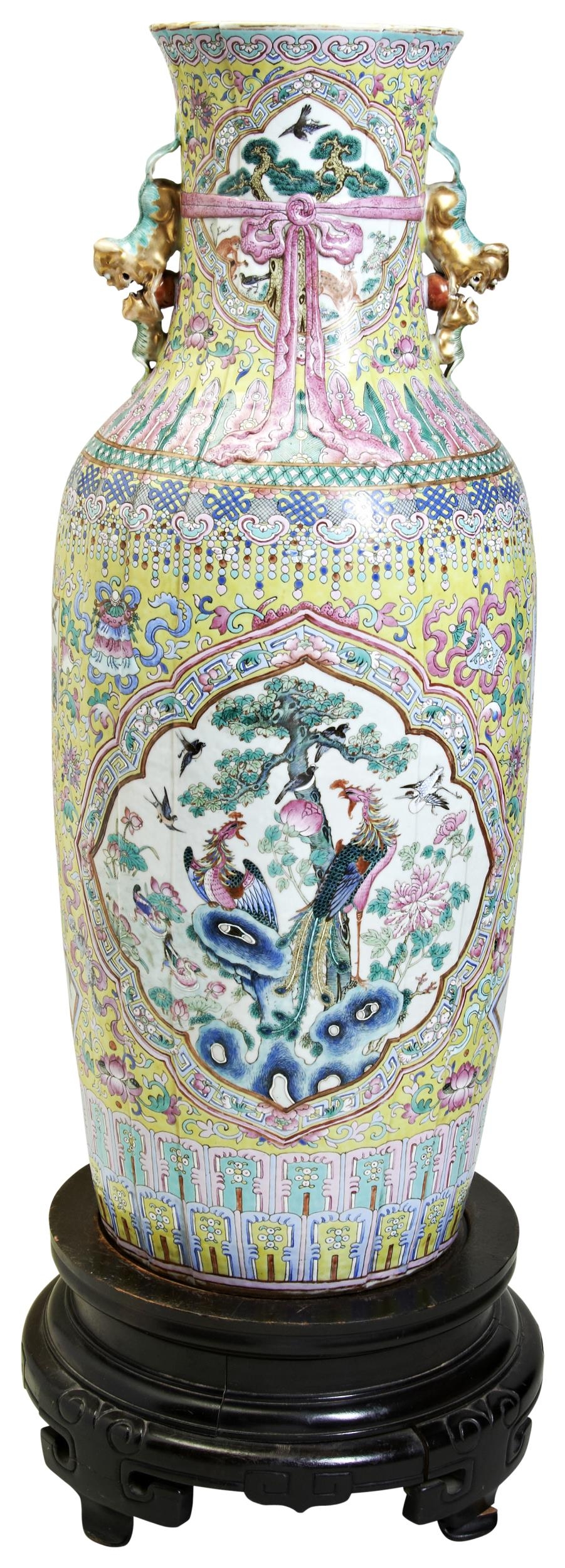 A LARGE FAMILLE ROSE YELLOW-GROUND POUCH-SHAPED FLOOR VASE QING DYNASTY, 19TH CENTURY the sides - Bild 3 aus 4