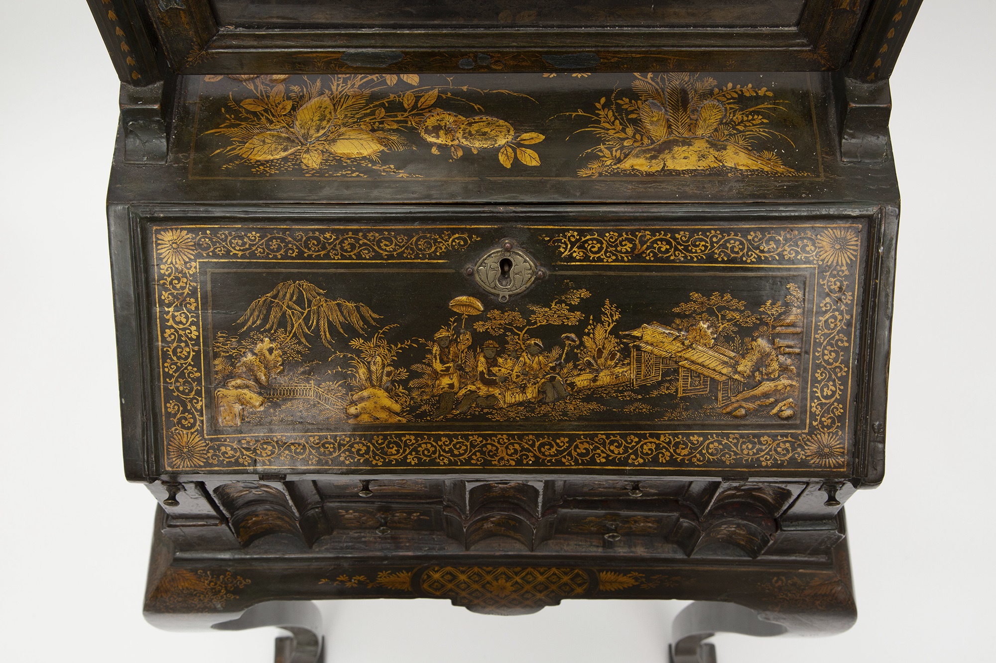 George I Green- and Gilt-Japanned Dressing-Bureau On-Stand, a 'Union Suite' - Image 10 of 12
